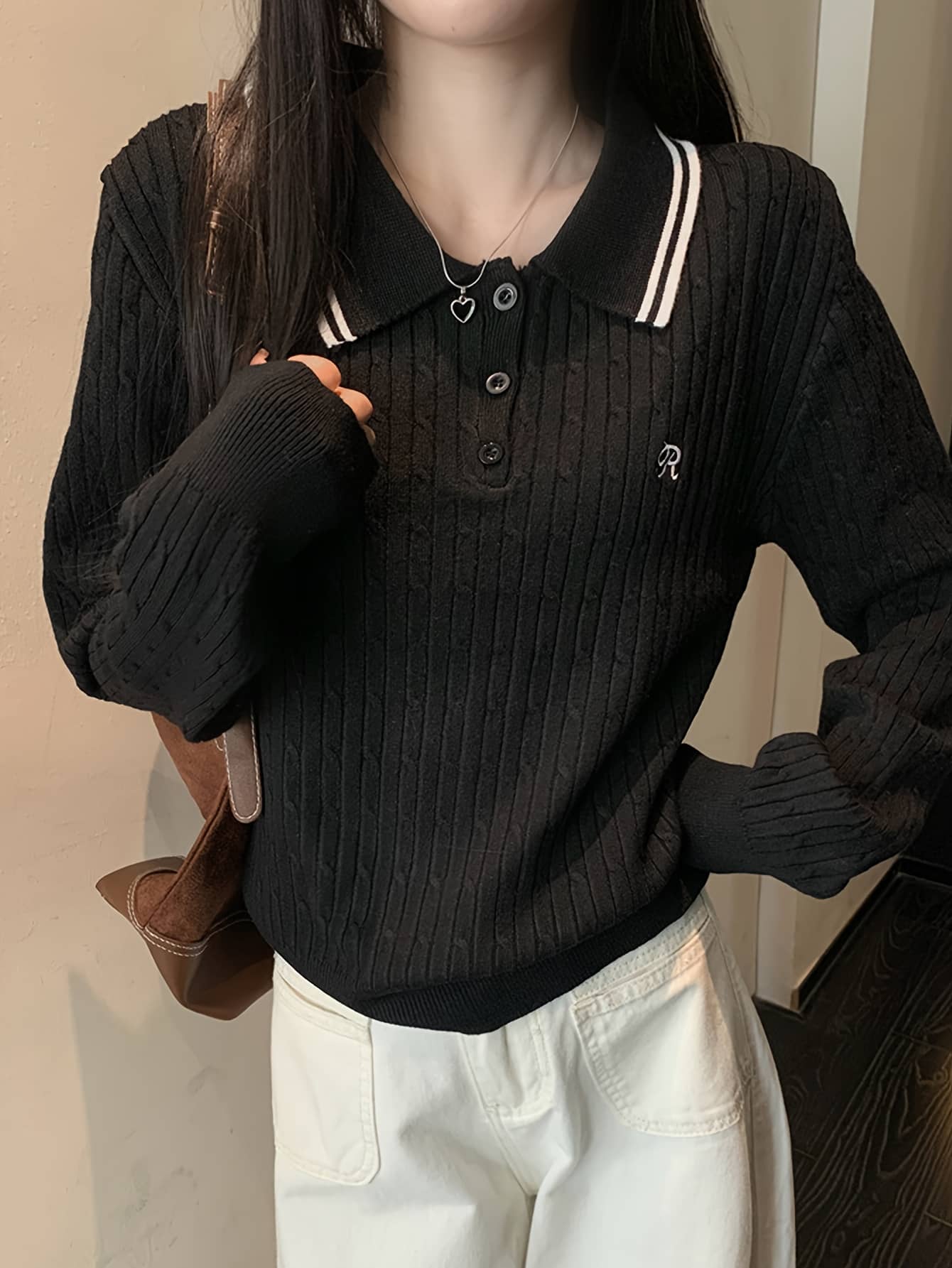 【全店通用25％OFFクーポン】【レトロ可愛い】 ポロニット 襟付き セーター レディース ケーブル編み ニット トップス プルオーバー ハーフボタン 長袖 刺繍 ワンポイント 刺しゅう ロゴ スクール風 トラッド カジュアル 体型カバー 着痩せ 細｜大森麗萱