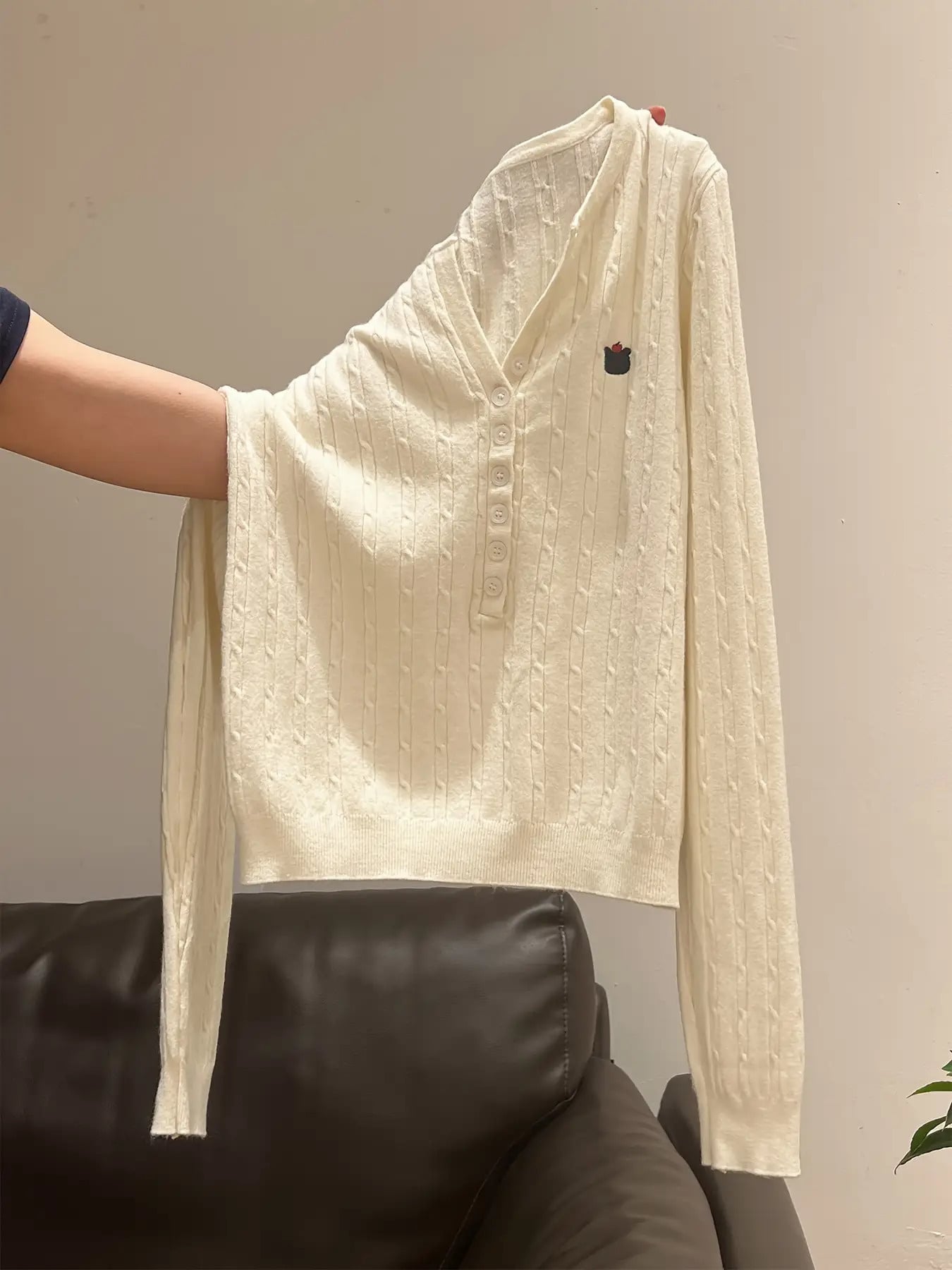 【全店通用25％OFFクーポン】【新作登場】ニット レディース セーター 長袖 Vネック ヘンリーネック トップス ケーブル編み ワンポイント 刺繍 韓国ファッション タイト スリム 細見え 着痩せ オフィス カジュアル 通勤 OL きれいめ 大人可｜大森麗萱