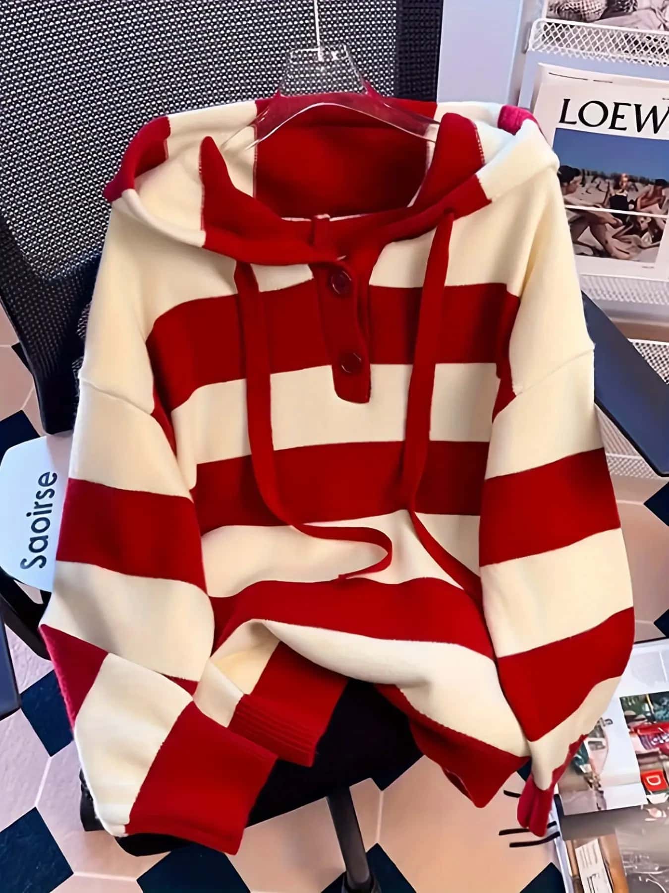 【全店通用25％OFFクーポン】【レトロ可愛い】ボーダー ニット パーカー レディース フード付き セーター トップス プルオーバー ヘンリーネック ボタン 長袖 ゆったり オーバーサイズ ビッグシルエット 体型カバー 華奢見え 着痩せ 楽ちん 伸縮｜大森麗萱
