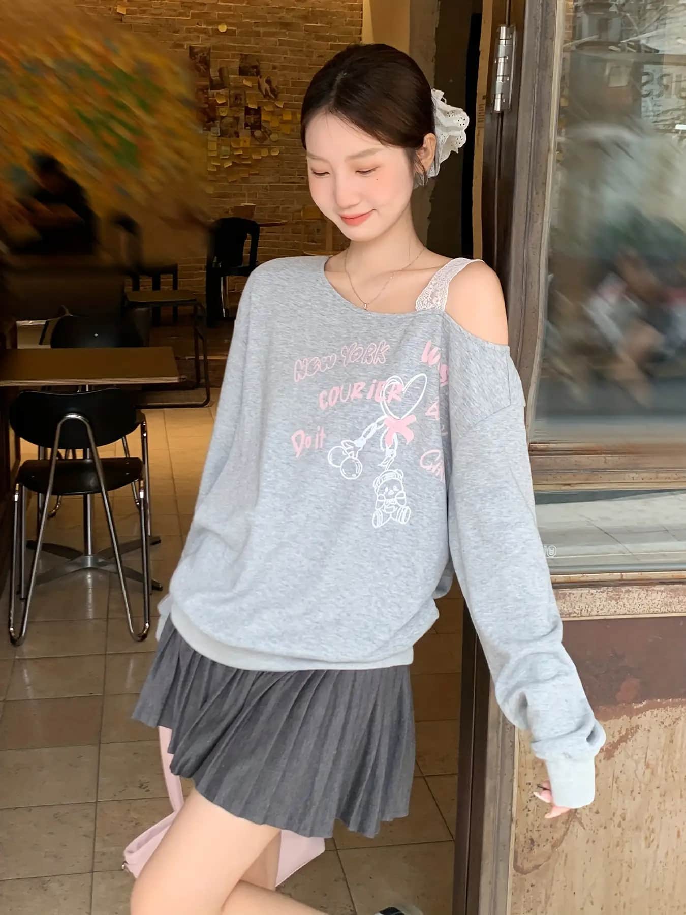 【全店通用25％OFFクーポン】【肩見せレース】 オフショルダー トレーナー レディース ワンショルダー スウェット 肩出し トップス 韓国ファッション プルオーバー 長袖 ロゴ プリント 英字 カットソー ゆったり オーバーサイズ ビッグシルエット｜大森麗萱 11,675円