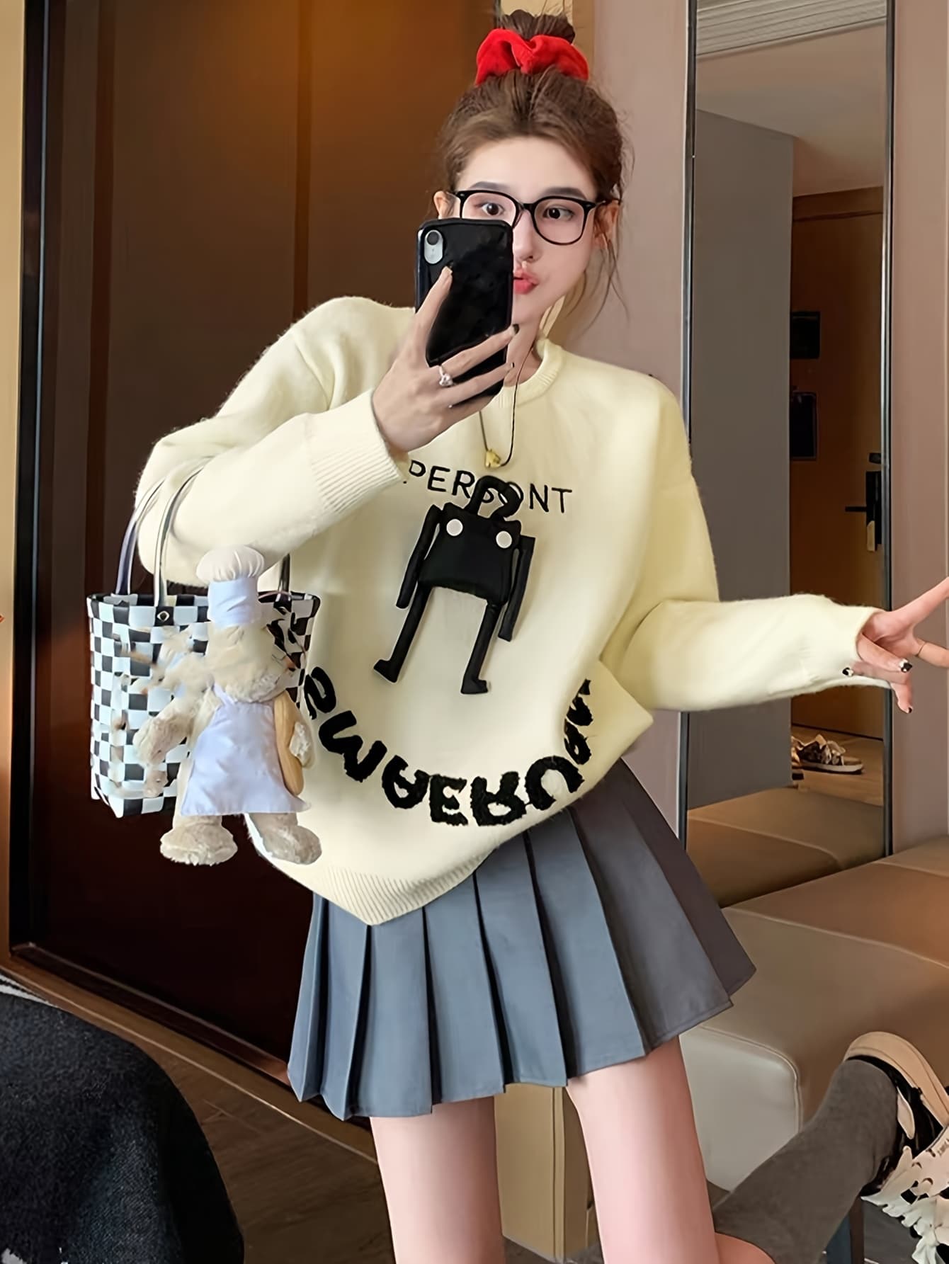 【全店通用25％OFFクーポン】【立体モチーフ】ニット セーター レディース トップス 長袖 クルーネック 丸首 英字 ロゴ ぬいぐるみ風 キャラクター 個性的 ゆったり オーバーサイズ ビッグシルエット プルオーバー 体型カバー 着痩せ 華奢見え｜大森麗萱