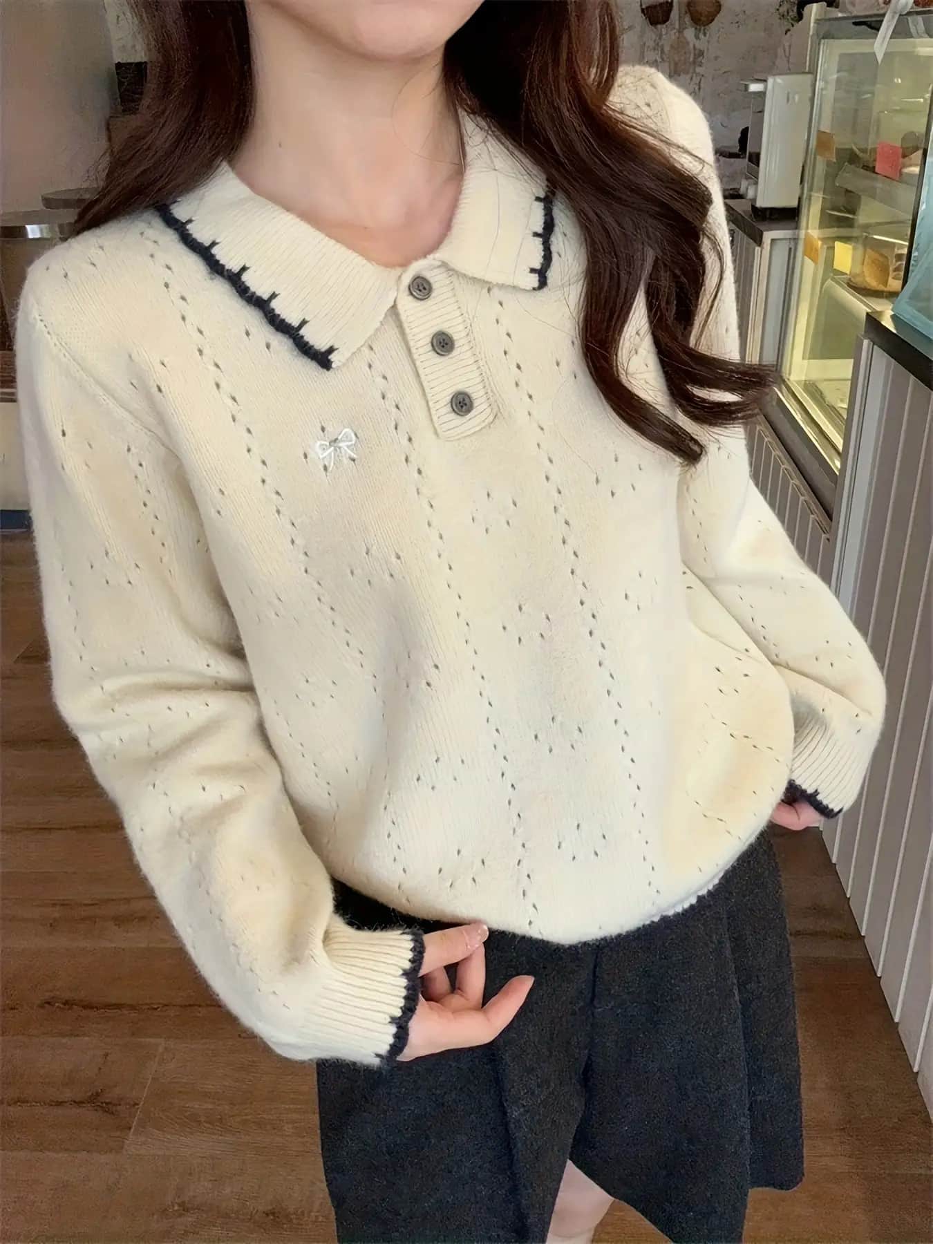 【全店通用25％OFFクーポン】【大人可愛い】ニット セーター レディース 襟付き ポロ襟 リボン 刺繍 バイカラー 配色 長袖 トップス プルオーバー ハーフボタン ケーブル編み 透かし編み 厚手 きれいめ カジュアル 体型カバー 着痩せ ゆったり｜大森麗萱
