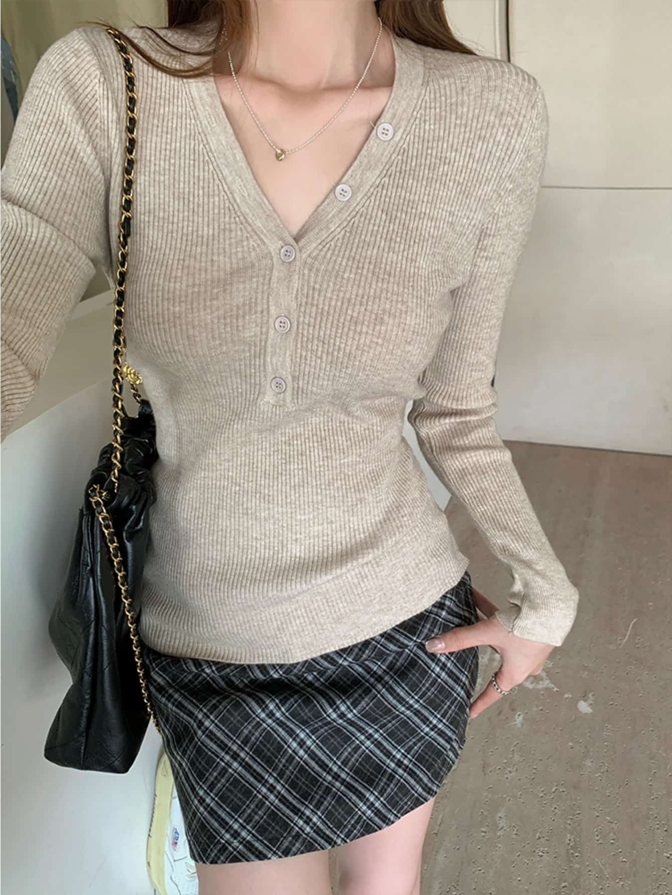 【全店30％OFF引き換え証】【美影ぼうし】リブニット スウェーター レディース Vのど首 長袖 トップス ヘンリーのど首 向こう正面名取り草 きつい か細い 填まる 着痩せ 細押し出し 伸縮性 伸ばすこと 肌付き カットソー 無地 春 秋 冬 重ね着 花の冠