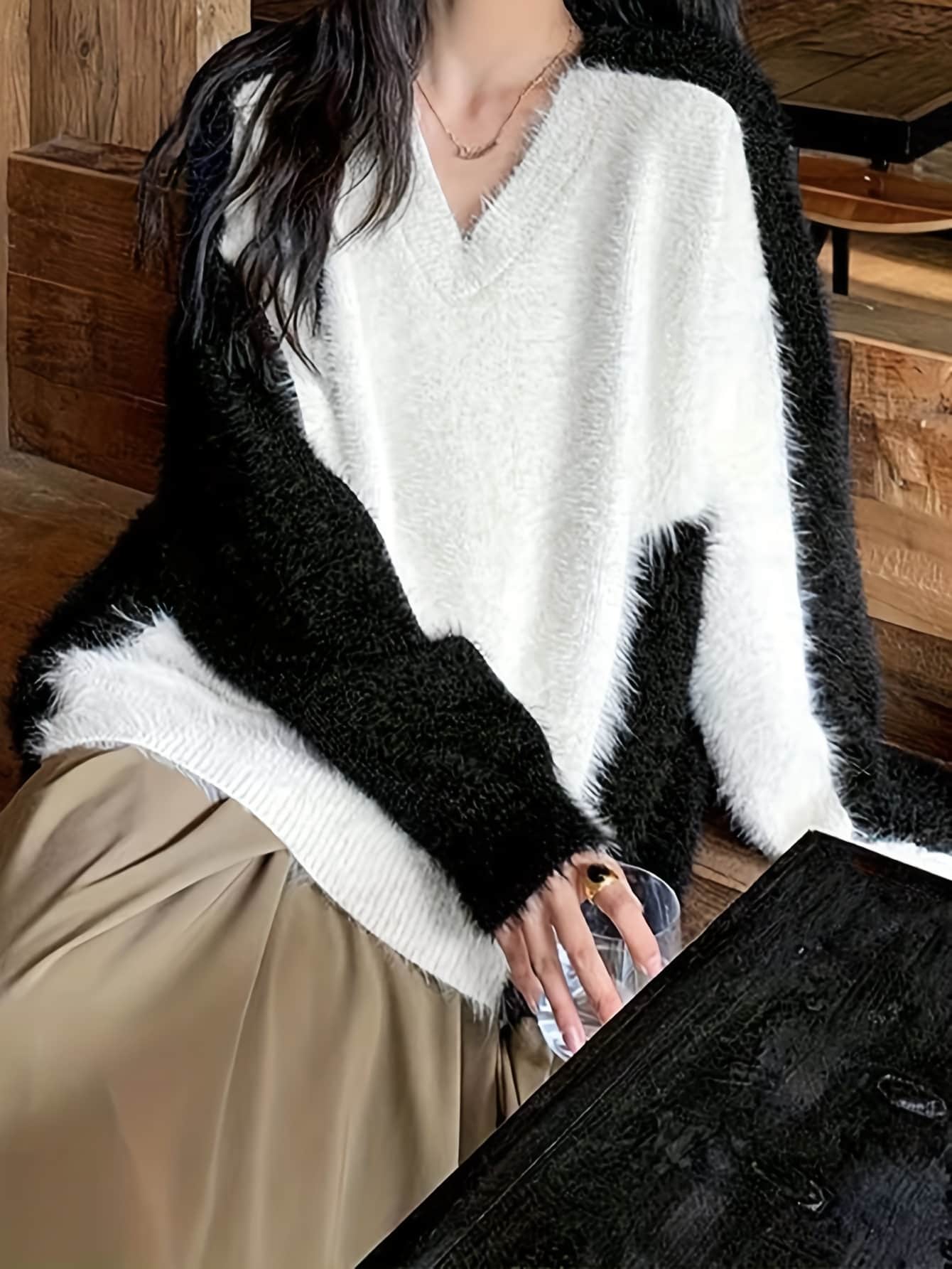 【全店30％OFF引き換え証】【バイ色合い色彩設計】Vのど首 シャギーニット スウェーター レディース トップス 長袖 厚地の外套大きさ ゆったり 体型押しかぶせる 割れ易い押し出し ビッグ影ぼうし 異原料品風 うつり変わり 上衣丈 ふわふわ 起毛 モヘヤ触れ合う もこもこ 防寒