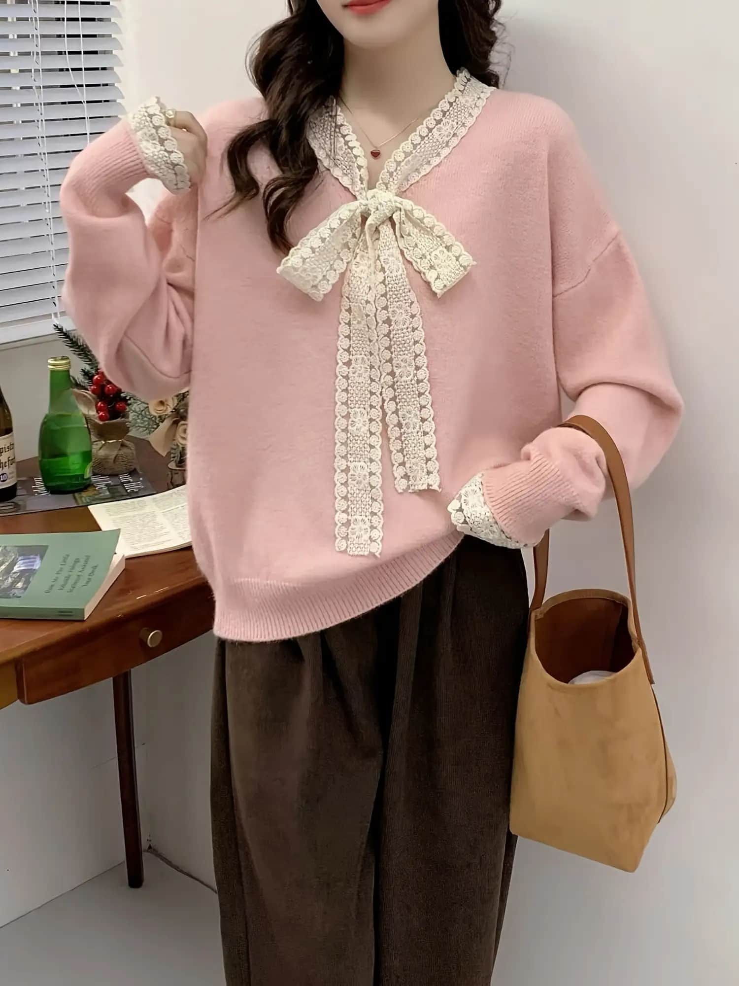 【全店通用25%OFFクーポン】ニット セーター レディース トップス 長袖 レース 襟付き リボン Vネック リボンタイ 付け襟風 プルオーバー ニットソー ゆったり オーバーサイズ 体型カバー 着痩せ 華奢見え 小顔 大人可愛い ガーリー フェミ|大森麗萱