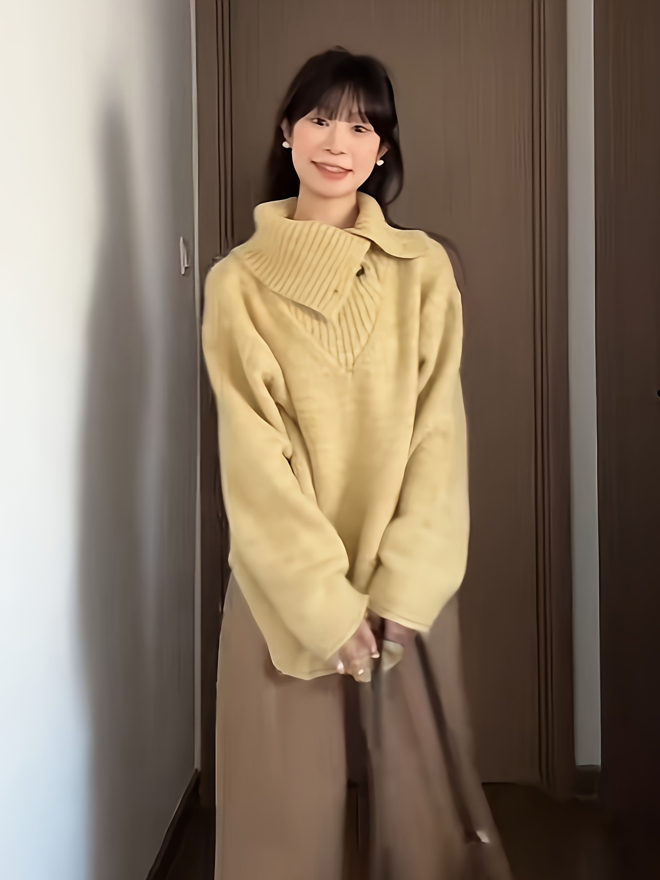 【全店通用25％OFFクーポン】【襟ボタン】 ニット セーター レディース トップス 襟付き 折り返し オフタートル ビッグシルエット オーバーサイズ ゆったり 体型カバー 二の腕カバー 着痩せ 細見え 暖かい 防寒 マスタード イエロー 黄色 秋｜大森麗萱