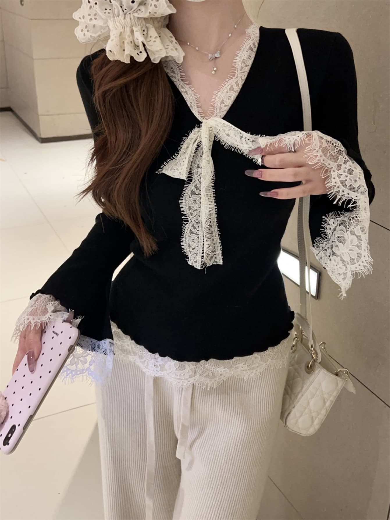 【全店通用25％OFFクーポン】【大人可愛い】 ニット レディース セーター Vネック レース リボン ボウタイ トップス 長袖 リブニット カットソー プルオーバー 切り替え バイカラー フェミニン きれいめ 着痩せ 細見え 体型カバー インナー｜大森麗萱