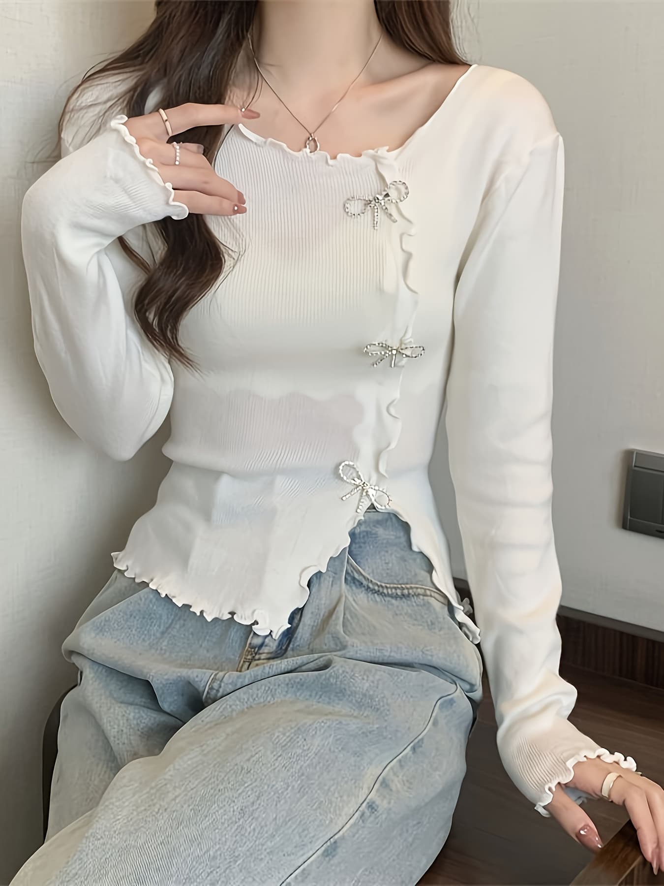 【全店通用25％OFFクーポン】【リボン&times;メロウ】ニット トップス レディース 長袖 カットソー リブニット セーター プルオーバー インナー イレギュラーヘム アシンメトリー フリル ビジュー 韓国ファッション 大人可愛い きれいめ フェミニン 体｜大森麗萱