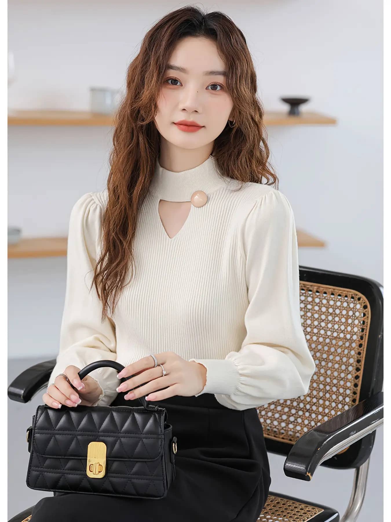 【全店通用25％OFFクーポン】【デコルテあき】ニット レディース セーター トップス リブニット ハイネック ボトルネック スタンドカラー カットアウト チョーカー風 レイヤード 胸元あき 長袖 ボリューム袖 バルーンスリーブ 飾りボタン 伸縮性｜大森麗萱