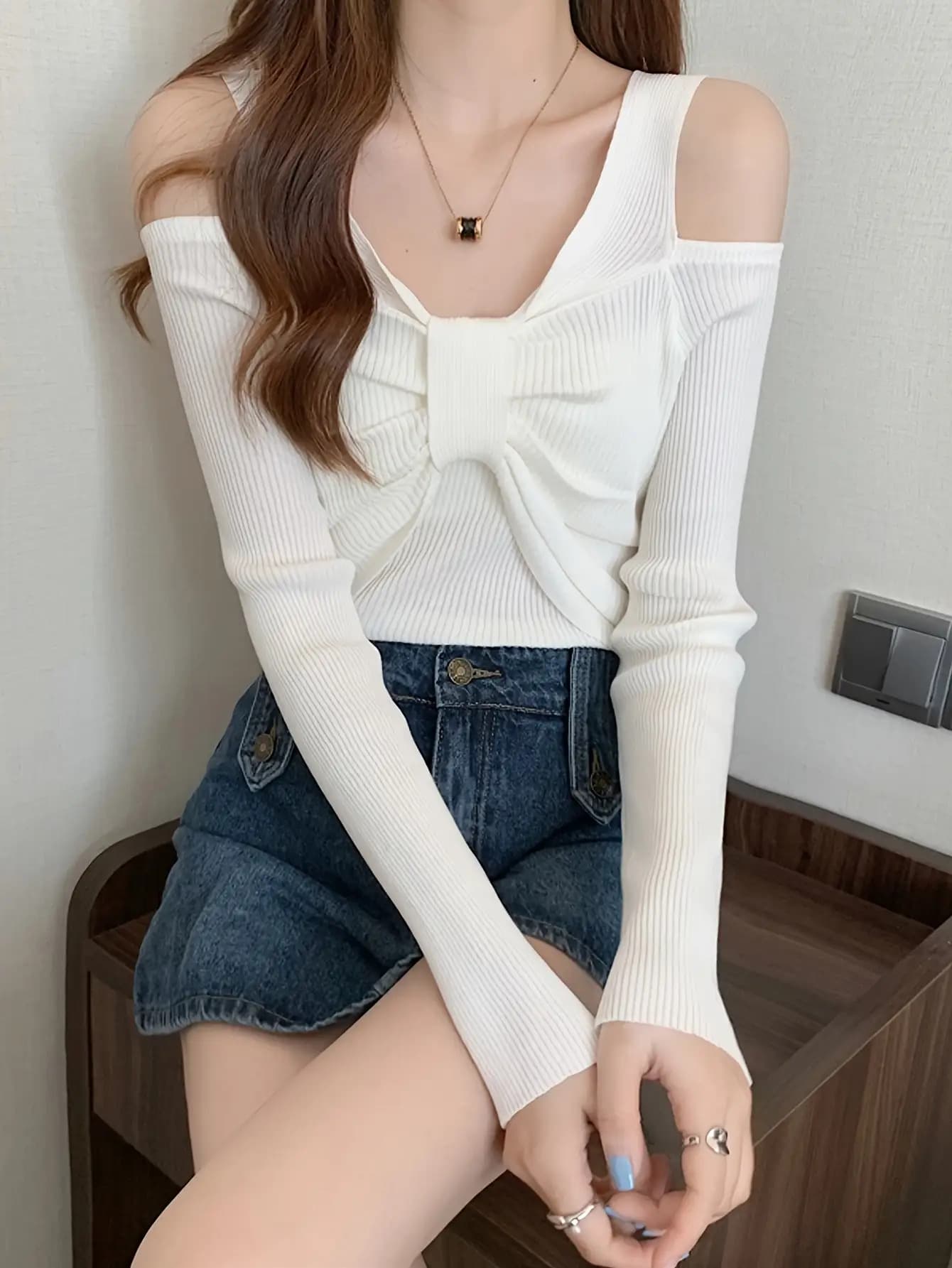 【全店30％OFF引き換え証】【オフショル】 編み物 レディース トップス シュロの葉 シャーリング 肩出し 明けっ広げ肩部 長袖 リブニット カットソー Ｖのど首 艶っぽい 成年者好いたらしい 韓国 好いたらしいめ 女子らしい ギャザー 着痩せ 細押し出し 伸縮性 ス