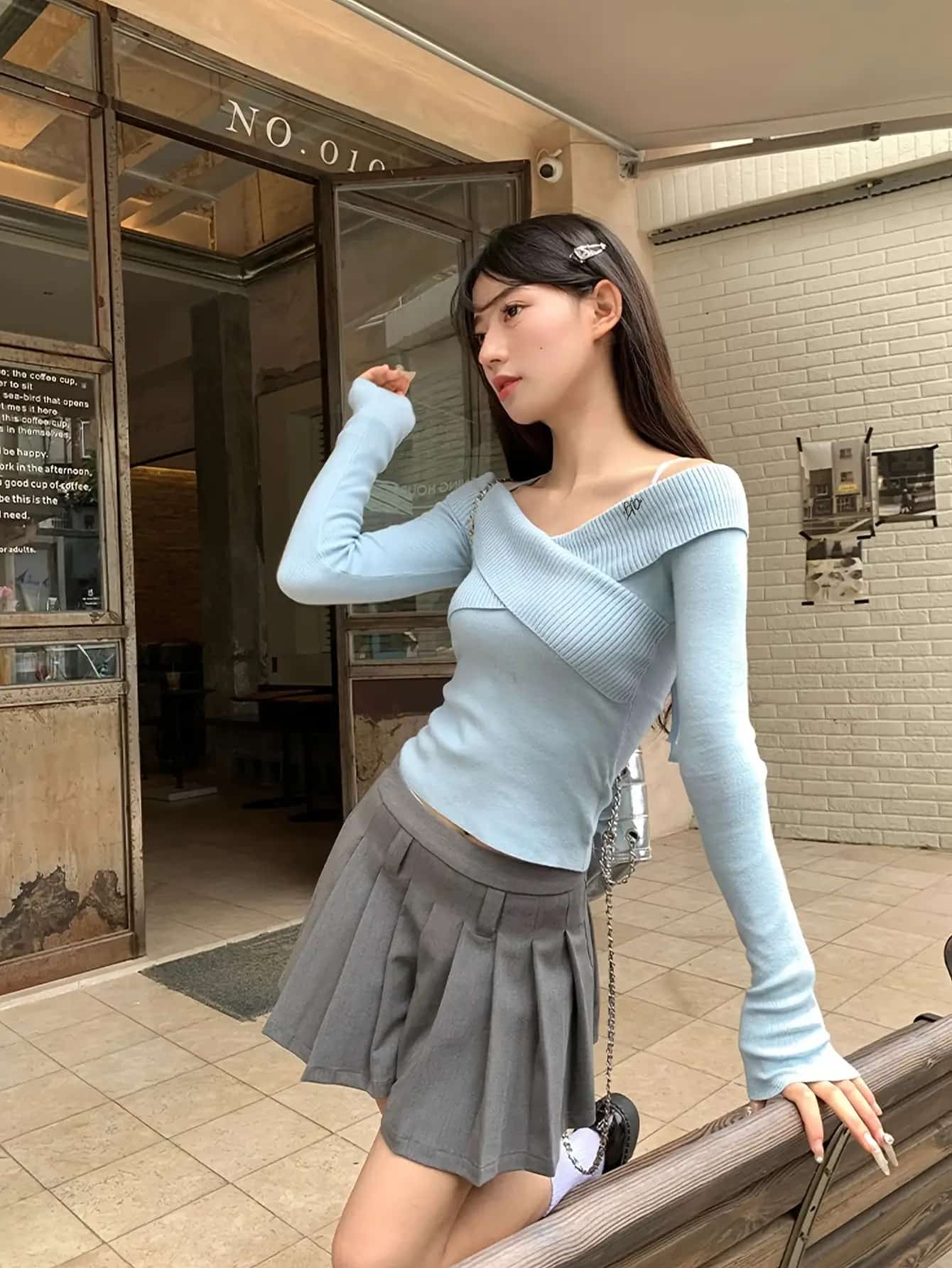 【全店通じる25％OFFクーポン券】編み物 スウェーター レディース トップス オフショルダー 肩出し 長袖 きつい リブニット 秋 冬 春 ティーシャツ カットソー はだ着 重ね着 Ｖ首っ玉 差し交わす考える 無地 好いたらしいめ 心地よい 成年者好いたらしい セクシ