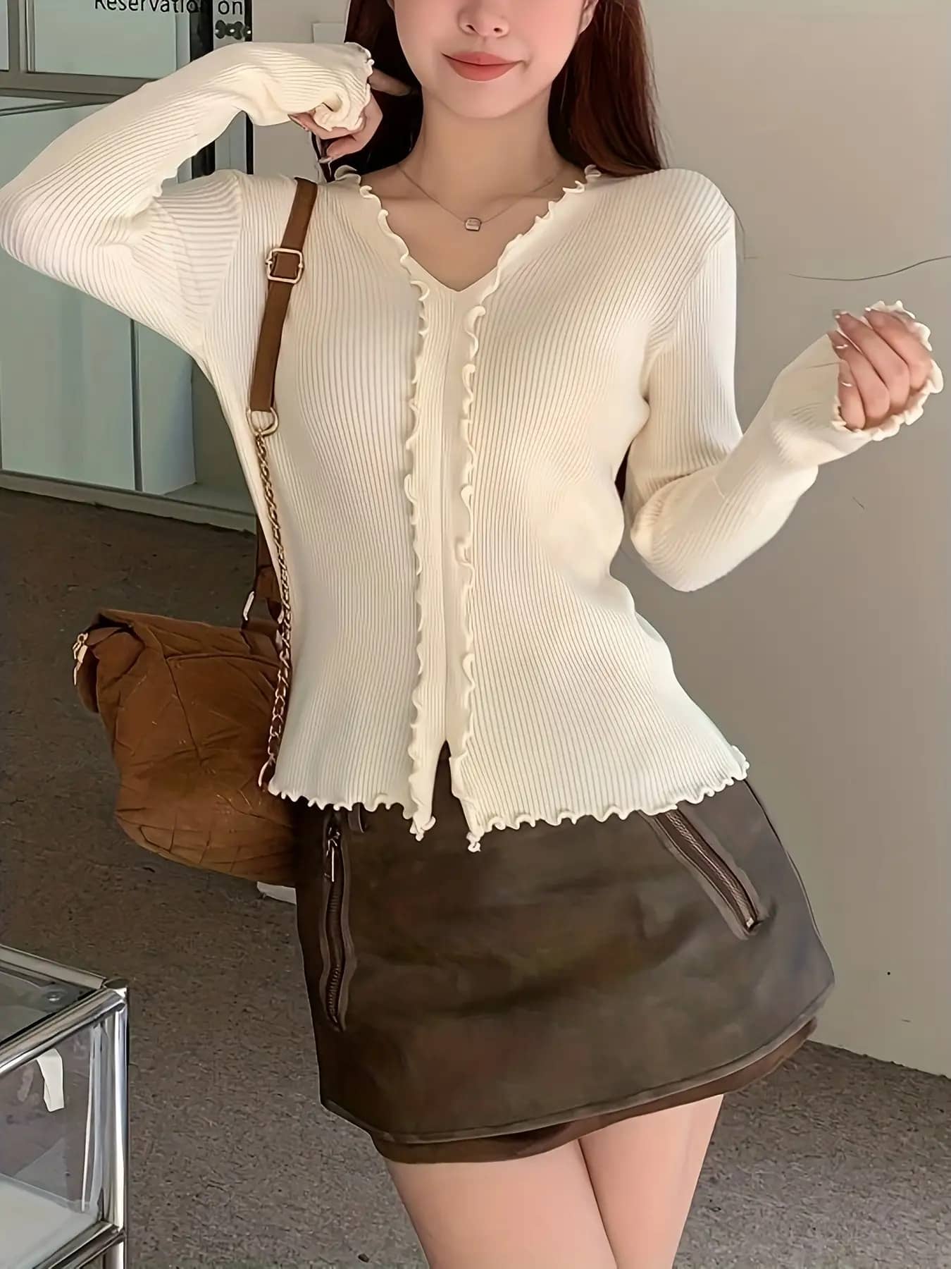 【全店30％OFF引き換え証】【成年者好いたらしい】リブニット トップス レディース Vのど首 メロー フラウンス 編み物 スウェーター 長袖 カットソー きつい か細い 填まる 伸ばすこと 着痩せ 細押し出し 伸縮性 パステル色の 肌付き 無地 分かりやすい 事務 執務室