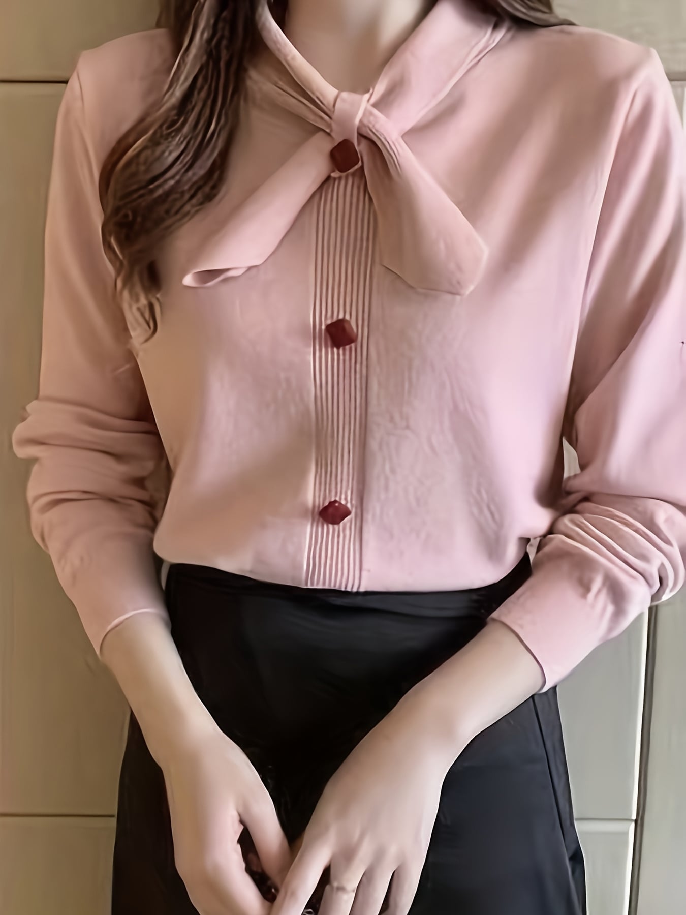 【全店30％OFF引き換え証】【25%OFF引き換え証あり】洋弓引き分け トップ レディース 長袖 シュロの葉 襟 編み物 トップス ティーシャツ カットソー ピンタック 名取り草 好いたらしいめ 執務室 通い OL 体型押しかぶせる 着痩せ 成年者好いたらしい 女子らしい エレ