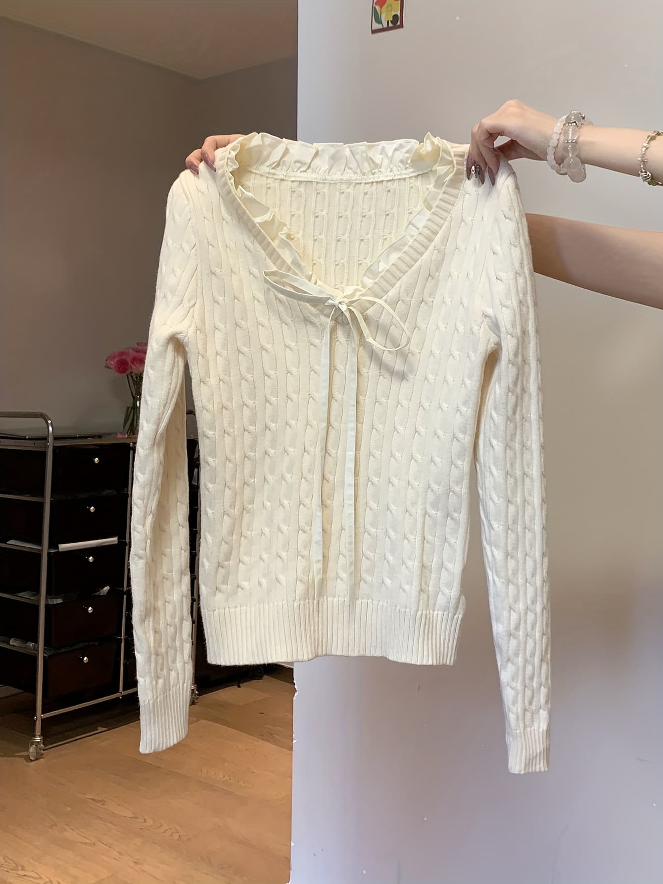 【全店通用25%OFFクーポン】【フリルリボン】 ケーブルニット セーター レディース Vネック トップス 長袖 プルオーバー ケーブル編み ニットソー インナー 重ね着 フリル襟 リボンタイ 縄編み タイト スリム 細見え 着痩せ 体型カバー スト|大森麗萱