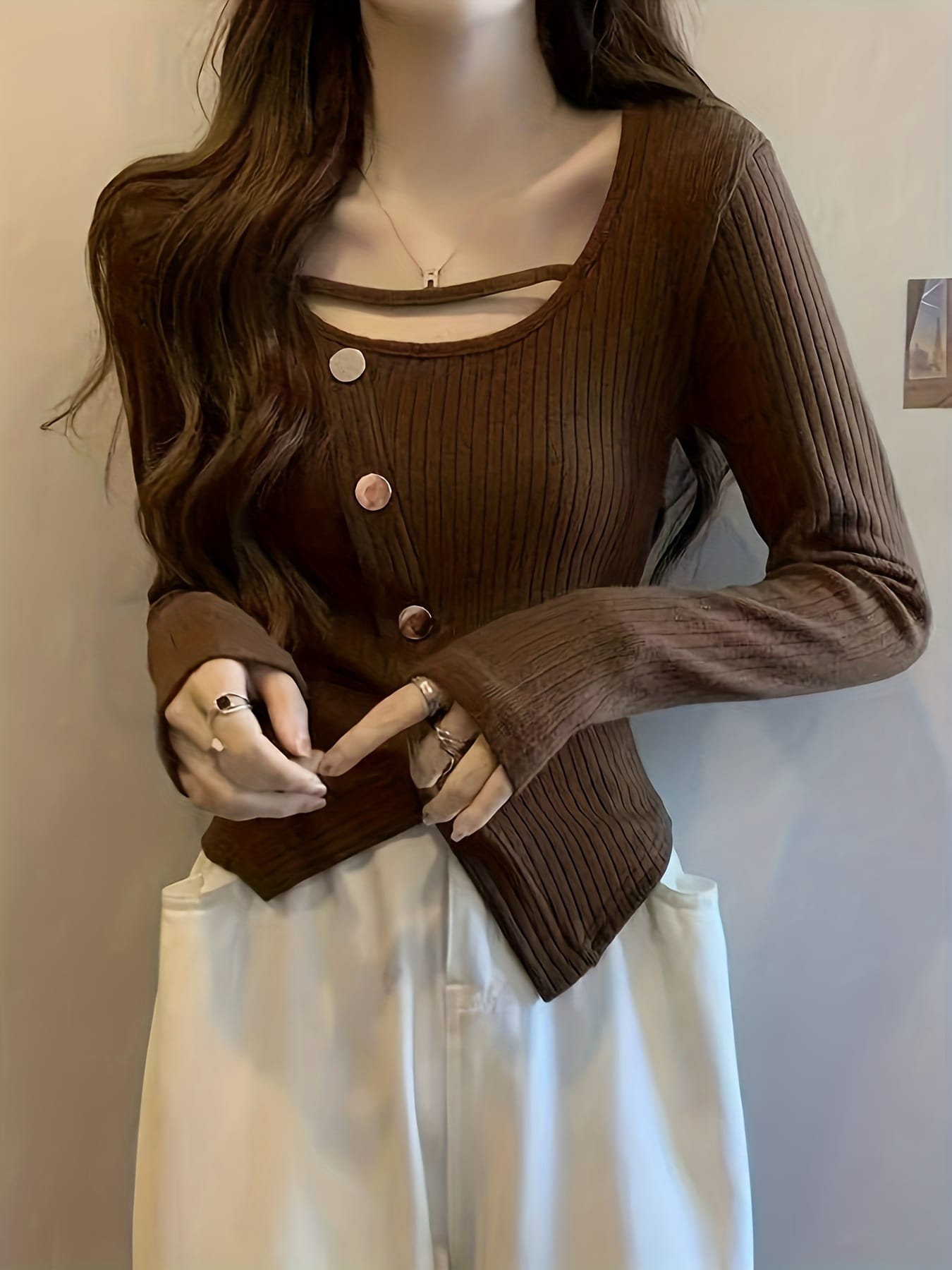【全店通用25％OFFクーポン】【デコルテ美人】ニット セーター レディース トップス 長袖 リブニット カットソー タイト スリム スクエアネック 胸元 飾りボタン アシンメトリー 裾 着痩せ 細見え 華奢見え 体型カバー ストレッチ 春 秋 冬｜大森麗萱