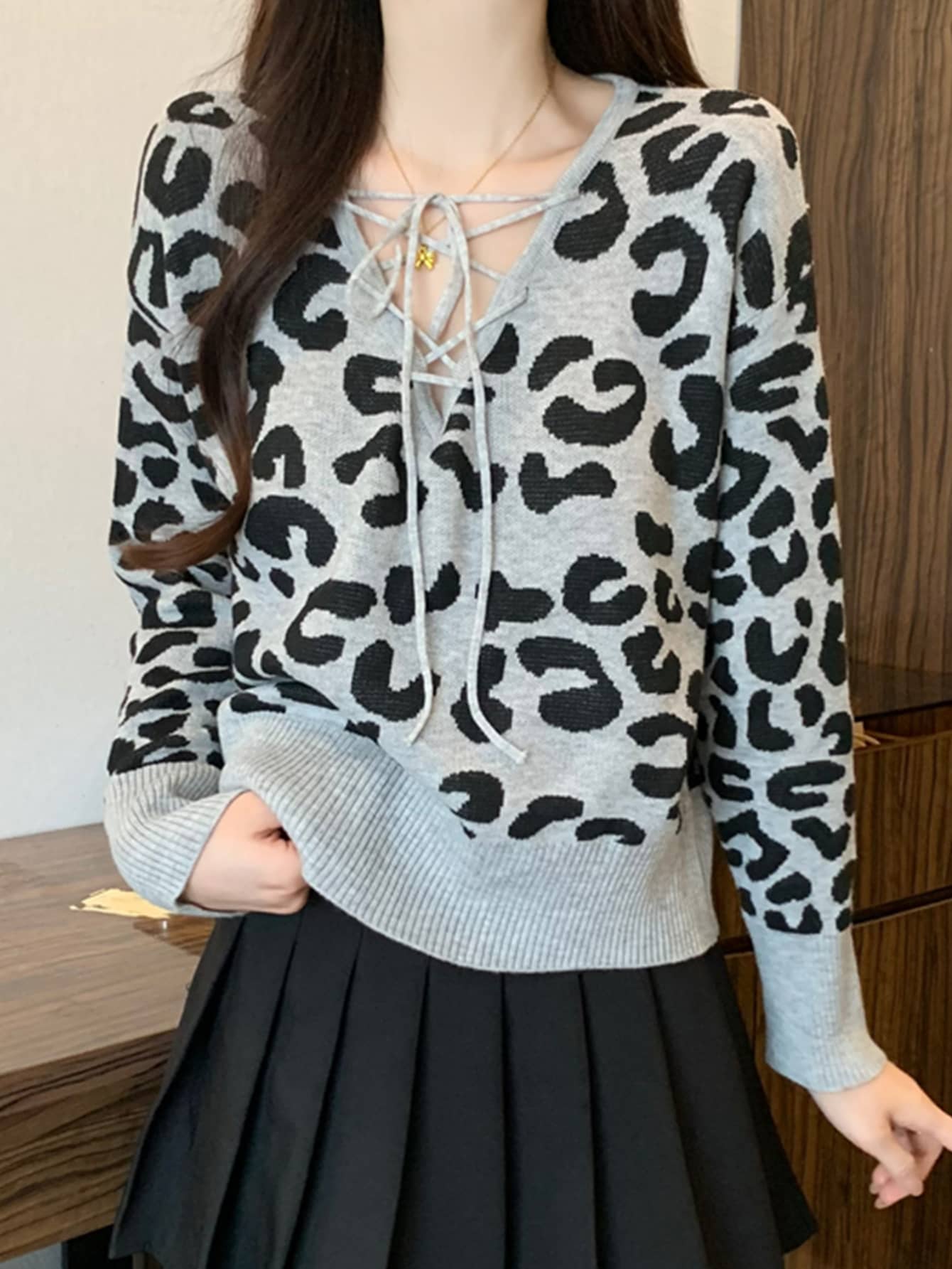 【全店通用25%OFFクーポン】【レオパード柄】 ニット セーター レディース 豹柄 ヒョウ柄 ひょうがら アニマル柄 Vネック レースアップ 編み上げ トップス 長袖 プルオーバー 韓国ファッション 大人可愛い きれいめ カジュアル ゆったり 体型|大森麗萱
