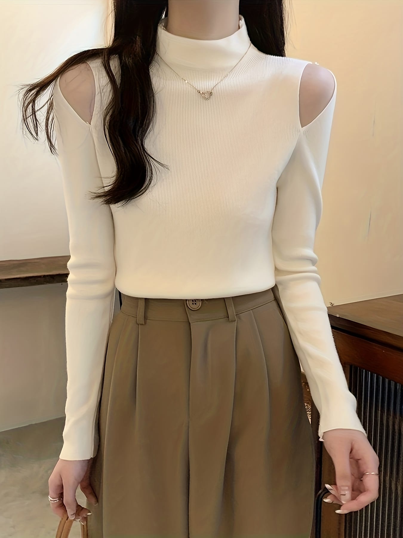 【全店30％OFF引き換え証】【肩あき編み物】明けっ広げ肩部 編み物 トップス レディース スウェーター ハイネック 長袖 リブニット 肌付き タートルネック カットソー 肩出し 伸縮 伸ばすこと 体型押しかぶせる 着痩せ 細押し出し 二の腕押しかぶせる 無地 成年者