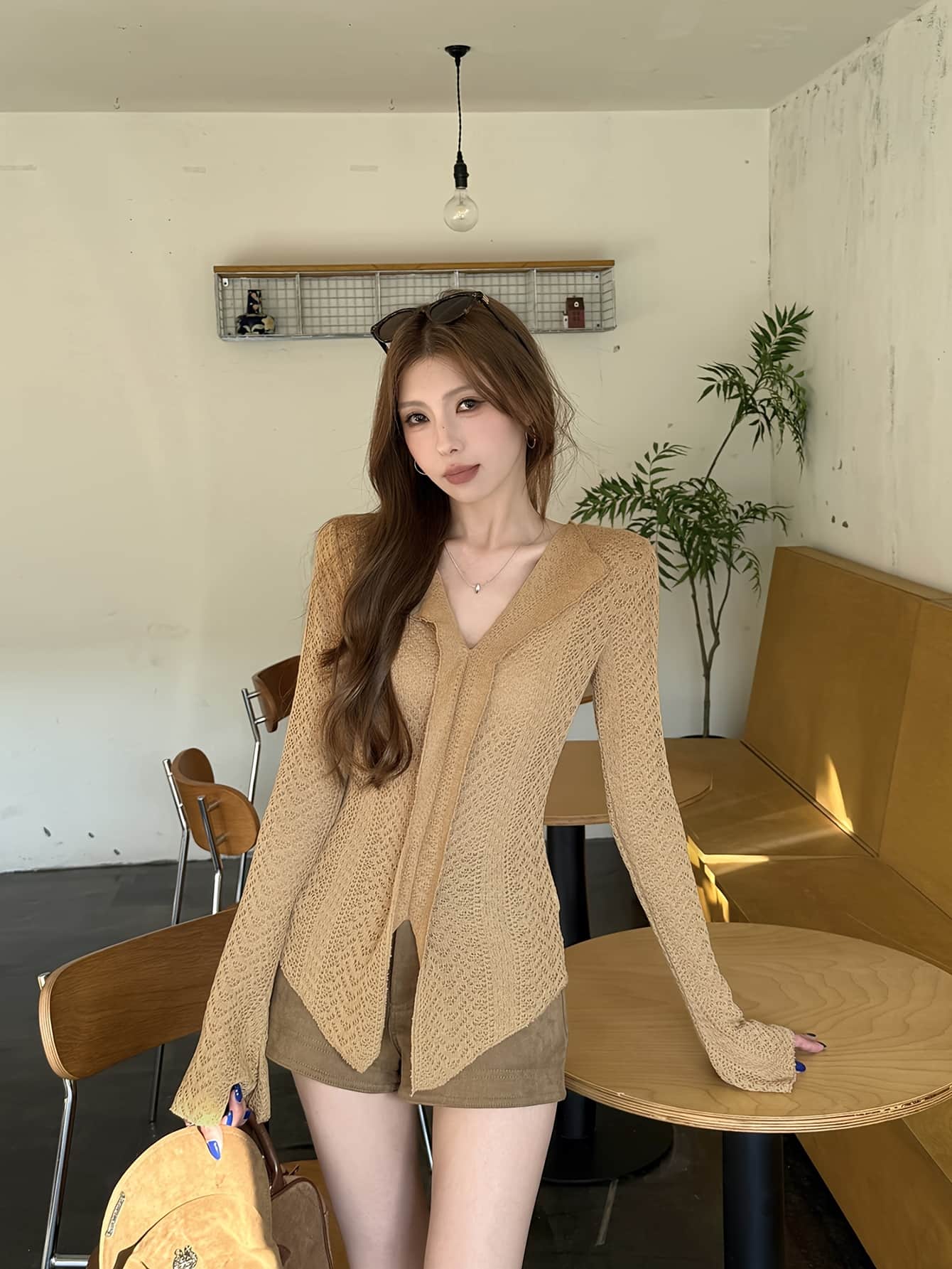 【全店通用25％OFFクーポン】【大人可愛い】ニット レディース セーター トップス 長袖 Vネック 透かし編み メッシュ 襟付き スリット ベルスリーブ プルオーバー チュニック カットソー 抜け感 韓国風 きれいめ カジュアル フェミニン オフィ｜大森麗萱