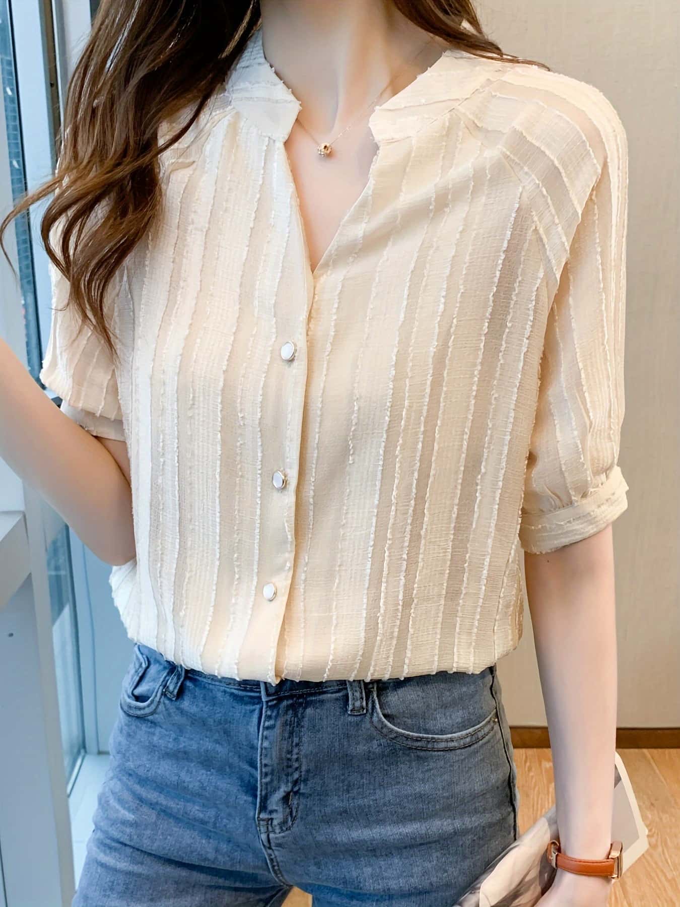 【今日このごろ押さえる、超買得30％OFF引き換え証、2度潮どき皆無】【二の腕取りまかなう】トップ レディース 半袖 五分袖 Vのど首 シフォンプルオーバー トップス シアー 透け感 ヤナギの木風 縞模様 ジャかばい立て 旗がしら 襟付き添い人 前くい違い ゆったり 体型取りまかなう 着痩せ
