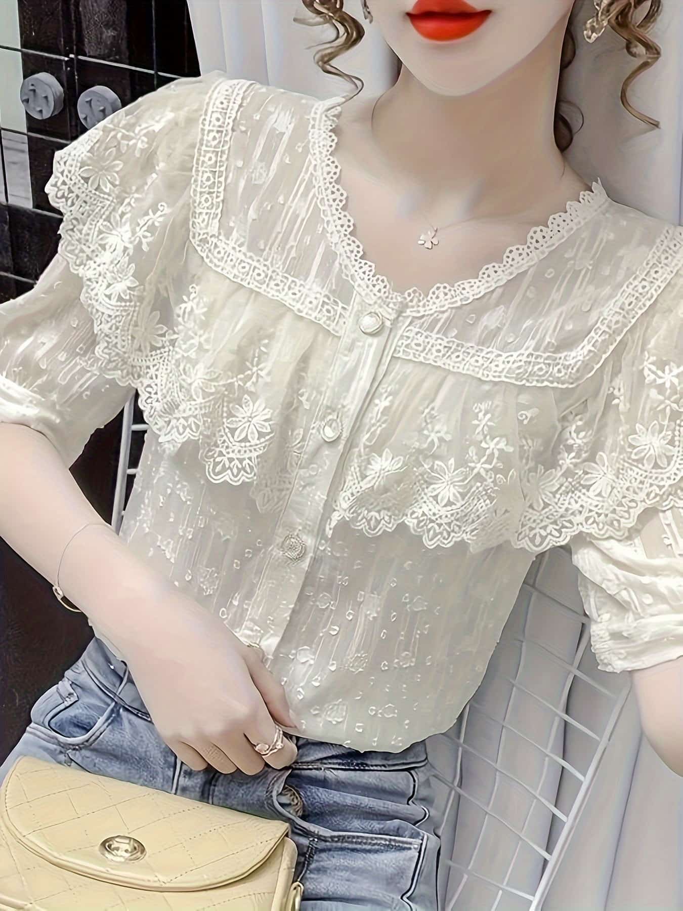 【今日このごろ押さえる、超買得30％OFF引き換え証、2度潮どき皆無】【ケープ風スピード競技】トップレディース半袖五分袖スピード競技刺しゅうフリルシフォントップスシャツVネックボタンボリューム袖軽気球袖花柄総スピード競技透け感シアー体型取りまかなう二の腕取りまかなう割れ易い見せかけ成年者好いたらしい好いたらしいめ