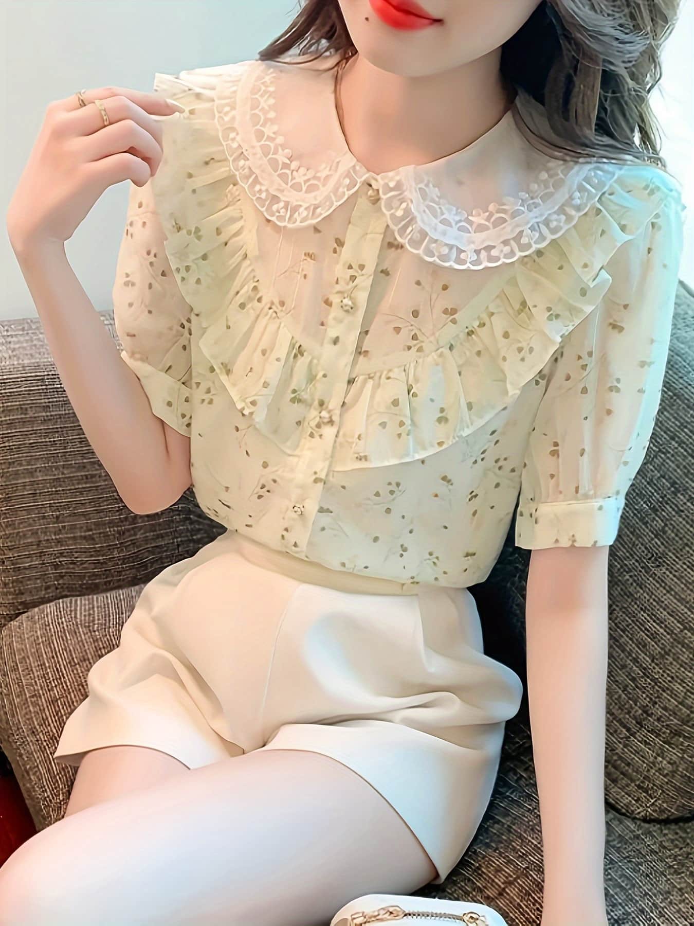 【今日このごろ押さえる、超買得30％OFF引き換え証、2度潮どき皆無】【丸襟スピード競技】 トップ レディース 半袖 プルオーバー トップス 花柄 総柄 襟付き添い人 フラウンス パール名取り草 シフォン風 シアー 透け感 冷やりとした たわい無い 体型取りまかなう 二の腕取りまかなう 割れ易い見せかけ 着痩せ 細