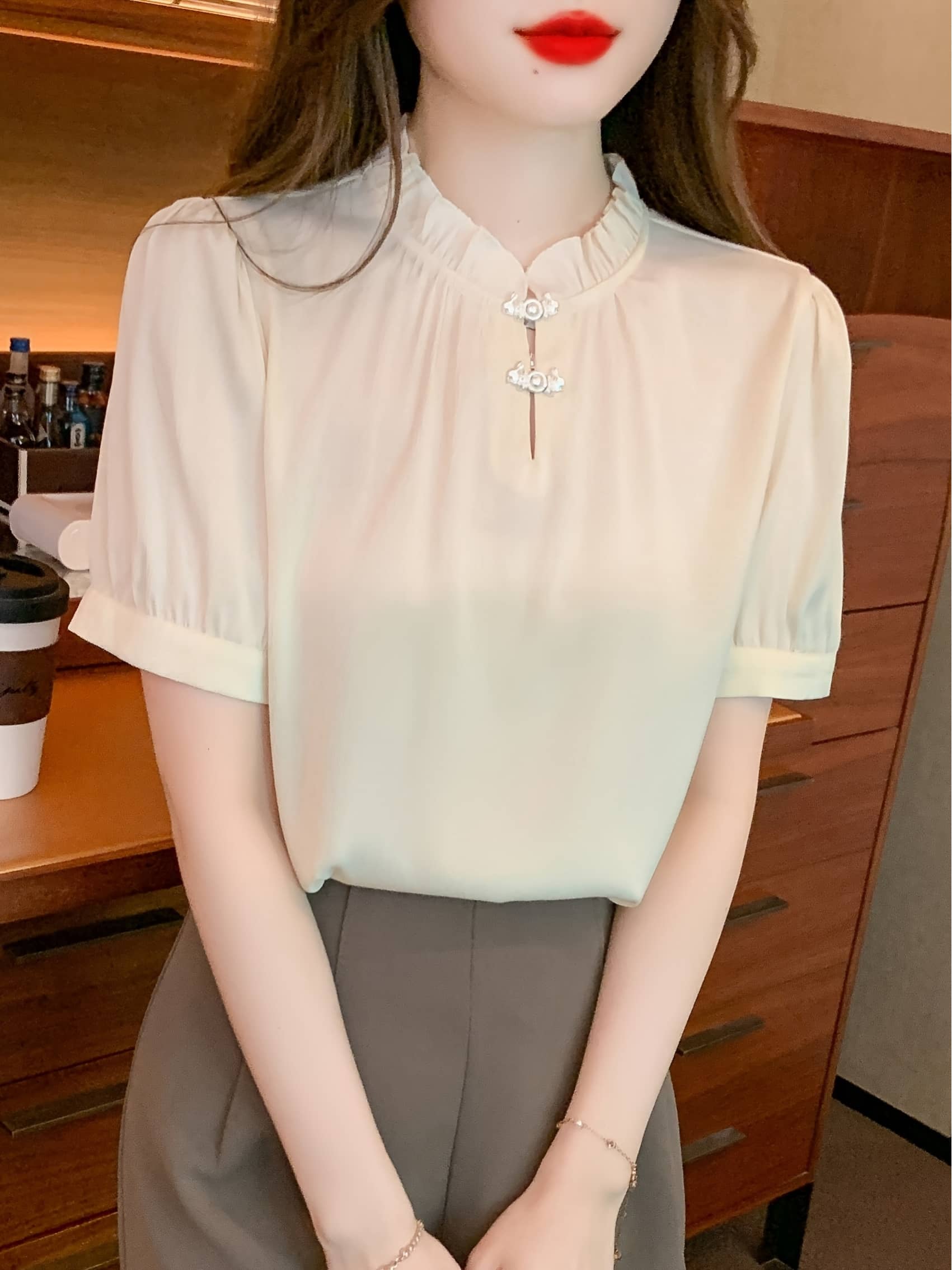 【今日このごろ押さえる、超買得30％OFFクーポン券、2度汐合い絶無】トップ レディース 半袖 瀬戸もの名取り草 照明ランプ色つや フラウンス トップス プルオーバー シフォン とろみ 手がかり素っ首 立ち襟 ギャザー ティーシャツ 執務室 通い 事務服 体型覆いかぶせる ゆったり