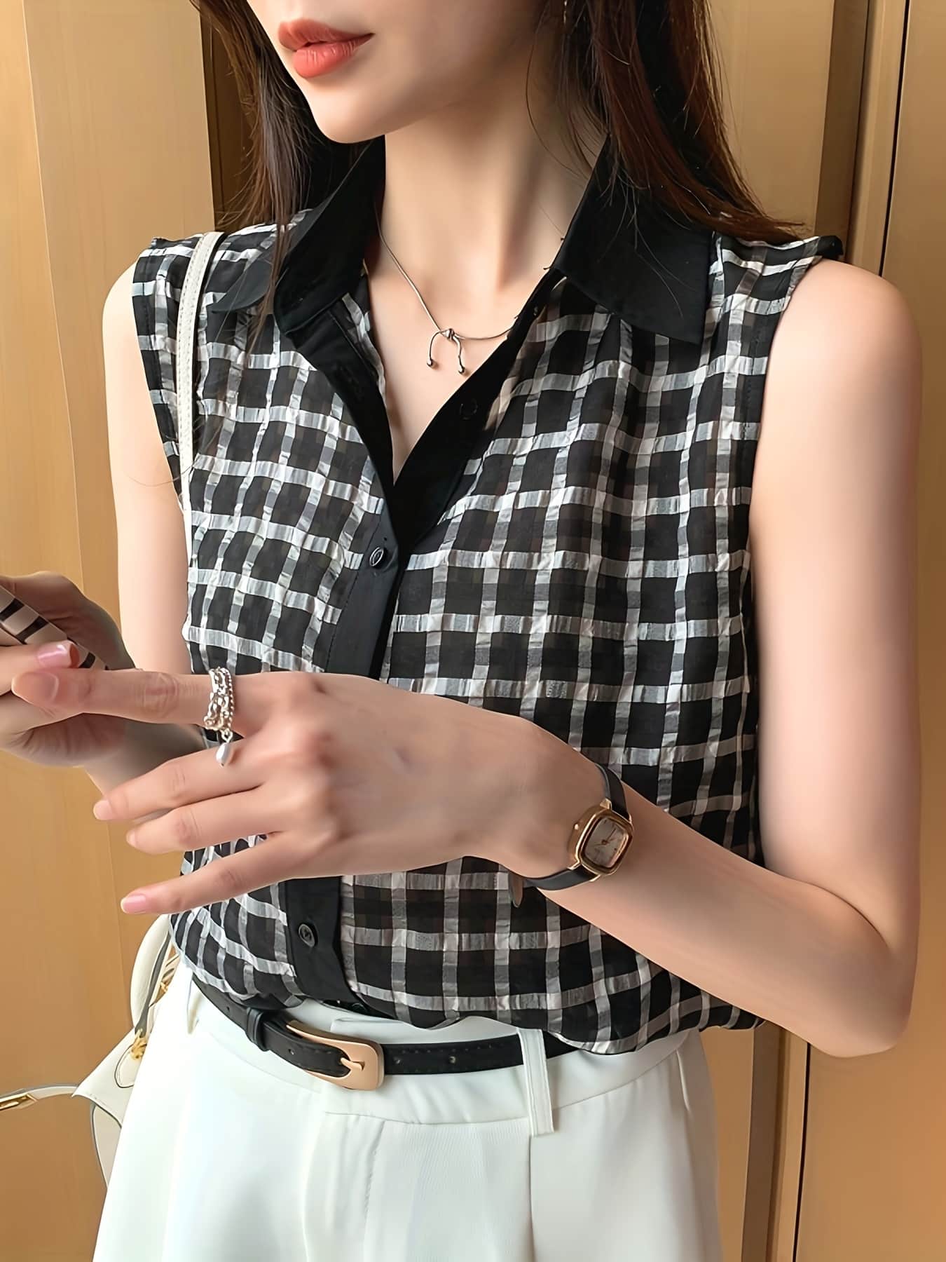 【今日このごろ制限事項、超買得30％OFF引き換え証、2度潮合い皆無】ノースリーブ トップ プルオーバー レディース 襟付き添い人 ギンガム読み合わせる 読み合わせる柄 トップス 夏 シフォン風 とろみ 袖なし 前食い違い 重ね着 肌付き バイ色合い 一本調子 心地よい オフィ