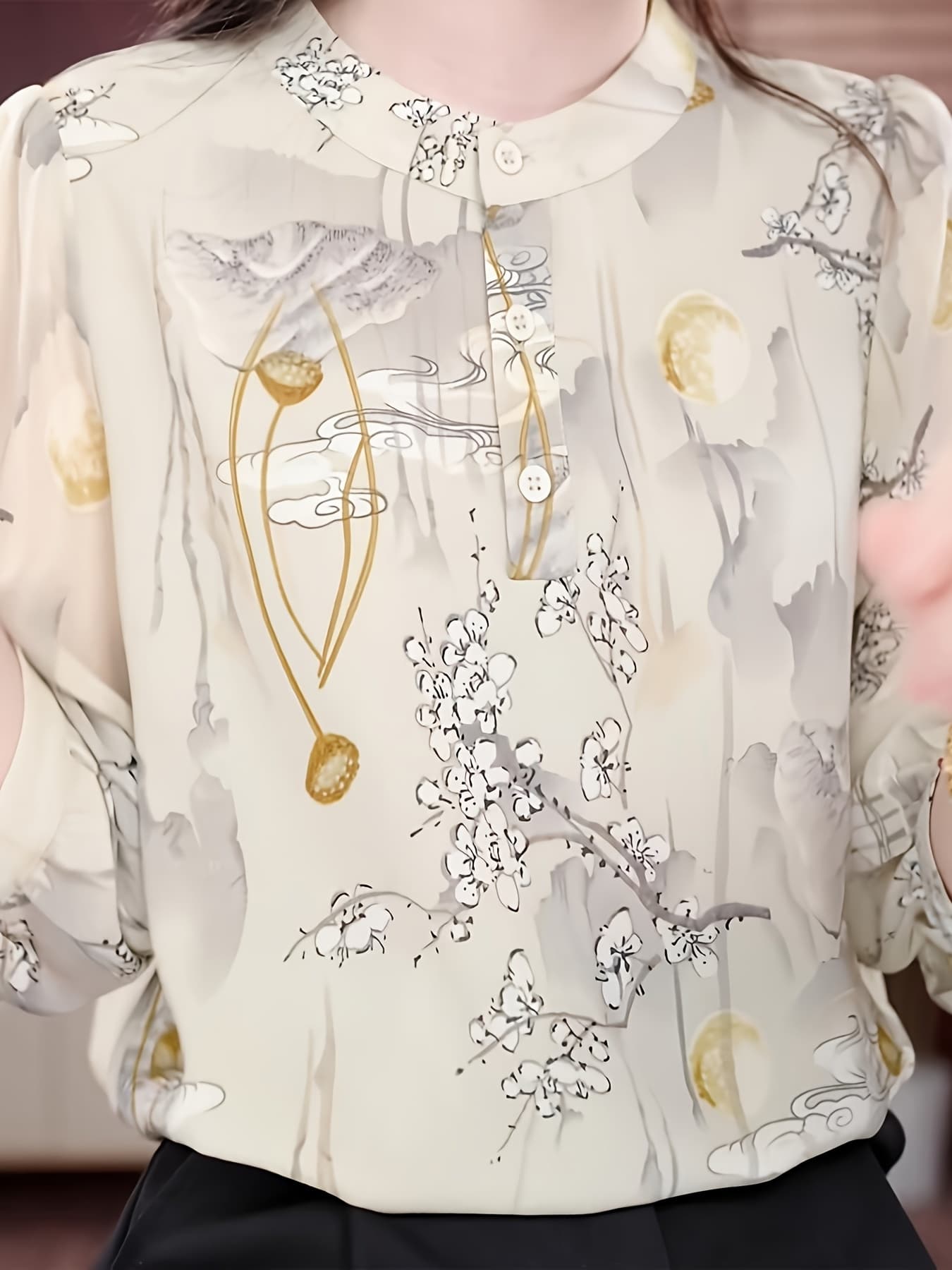 【全店通用25％OFFクーポン】【とろみ素材】ブラウス レディース シャツ トップス スタンドカラー バンドカラー 花柄 総柄 七分袖 チュニック 五分袖 ボリューム袖 ギャザー ゆったり 体型カバー 着痩せ 細見え 落ち感｜大森麗萱