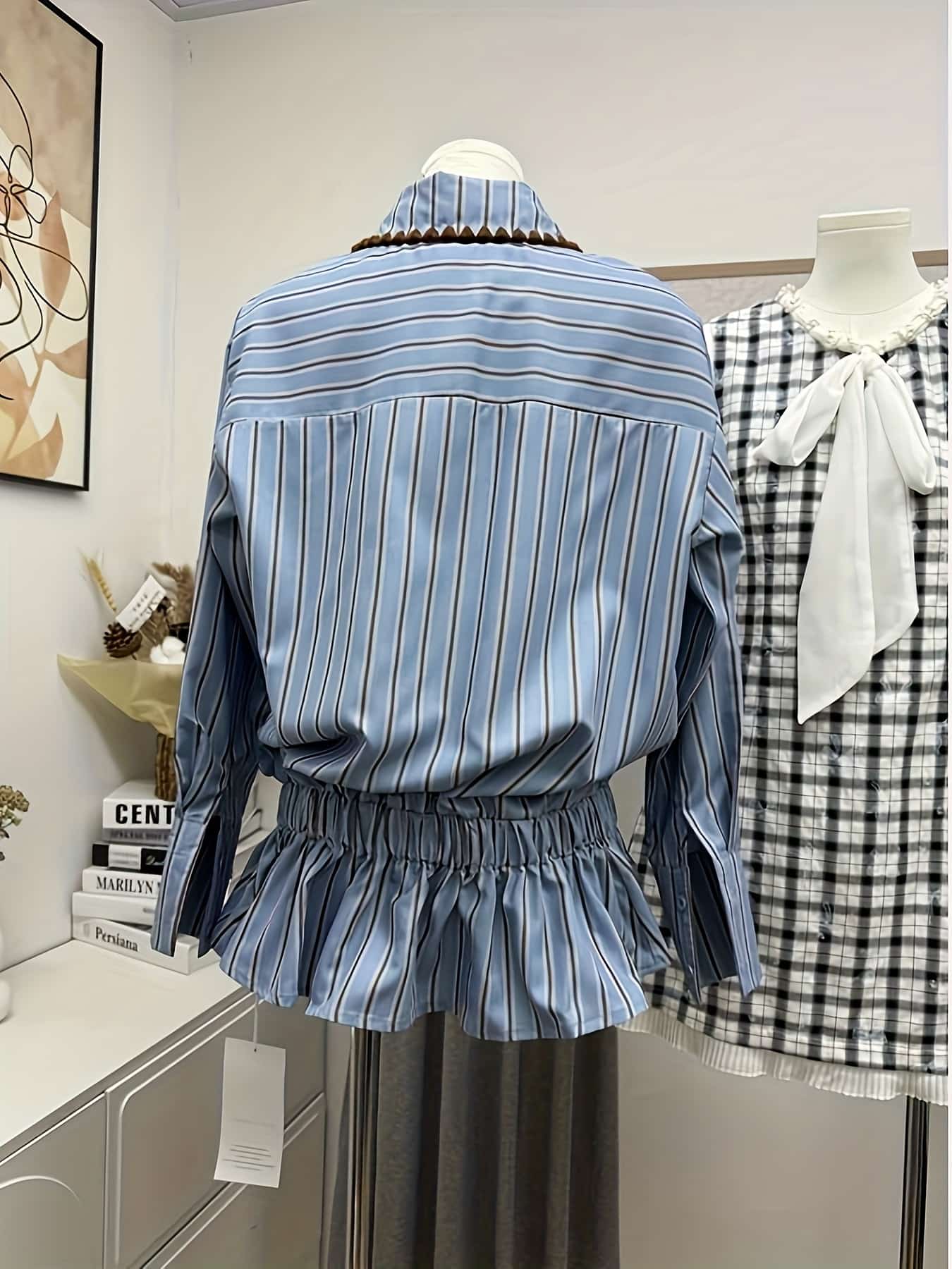 【全店通用25％OFFクーポン】【ストライプ柄】ブラウス レディース ペプラム シャツ トップス 長袖 襟付き チュニック ウエストマーク シャーリング 裾フリル 縦縞 ストライプシャツ 体型カバー 着痩せ 細見え 二の腕カ｜大森麗萱
