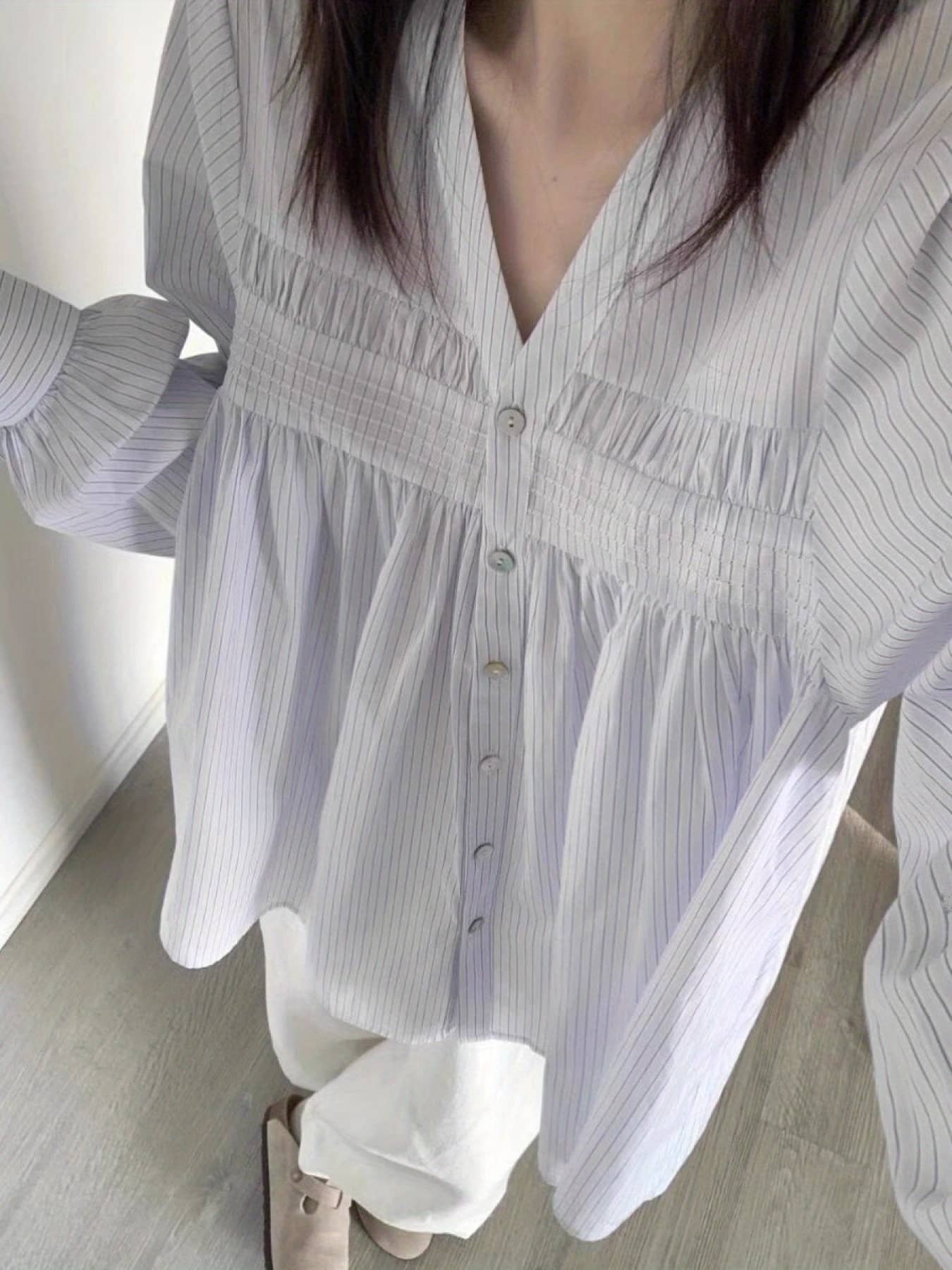 【今日このごろ押さえる、超買得30％OFF引き換え証、2度潮どき皆無】トップ レディース 長袖 縞模様 Vのど首 プルオーバー トップス 表着 ギャザー うつり変わり 音の大きさ袖 軽気球袖 ゆったり 体型取りまかなう 着痩せ 二の腕取りまかなう お尻隠れる 好いたらしいめ