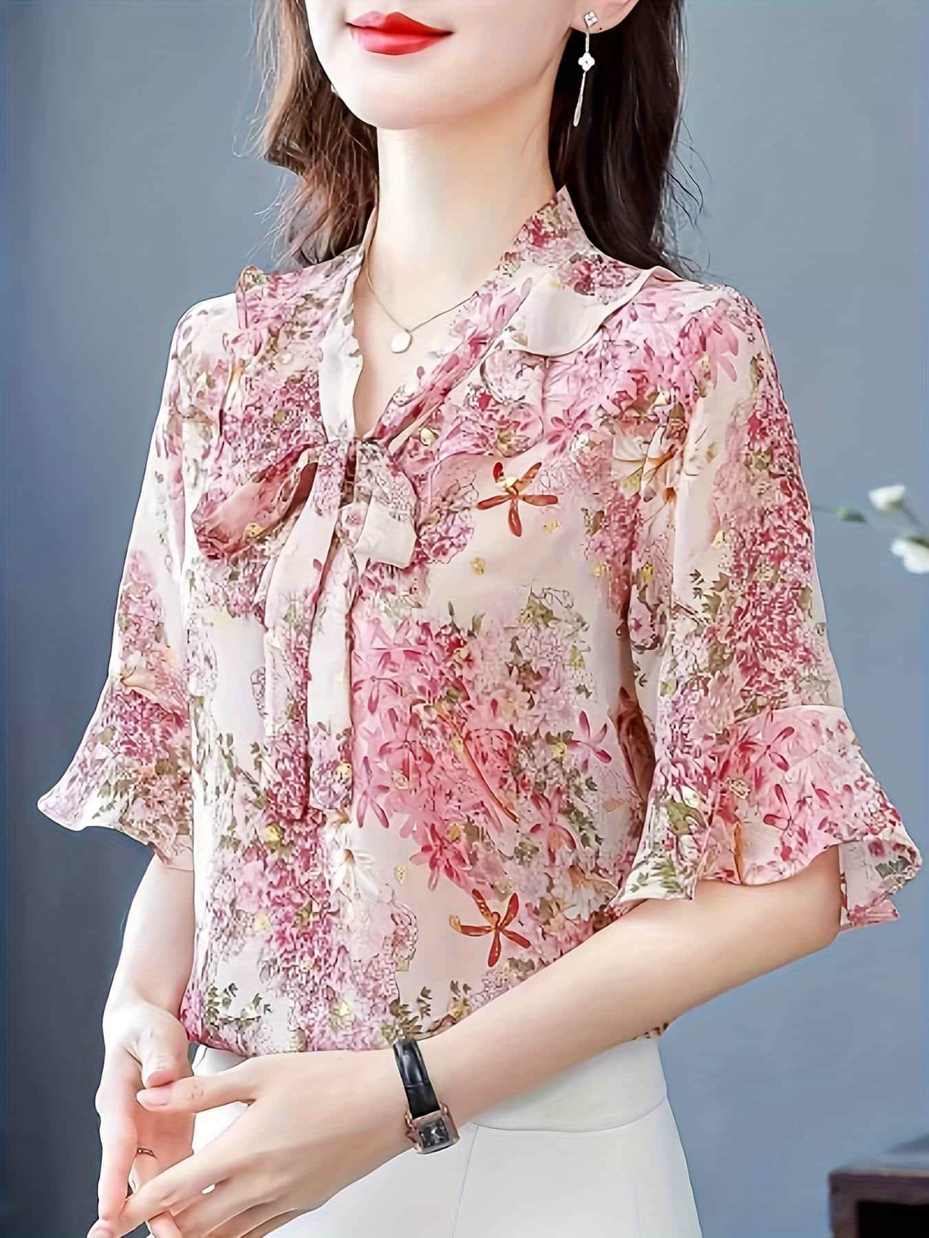 【全店30％OFFクーポンがあり】【大人可愛い】ブラウス レディース 花柄 シフォン ボウタイ リボン フリル トップス Vネック シャツ 五分袖 袖コンシャス フラワー きれいめ フェミニン 体型カバー 二の腕カバー 着痩せ 細見え 洗える シワに｜大森麗萱