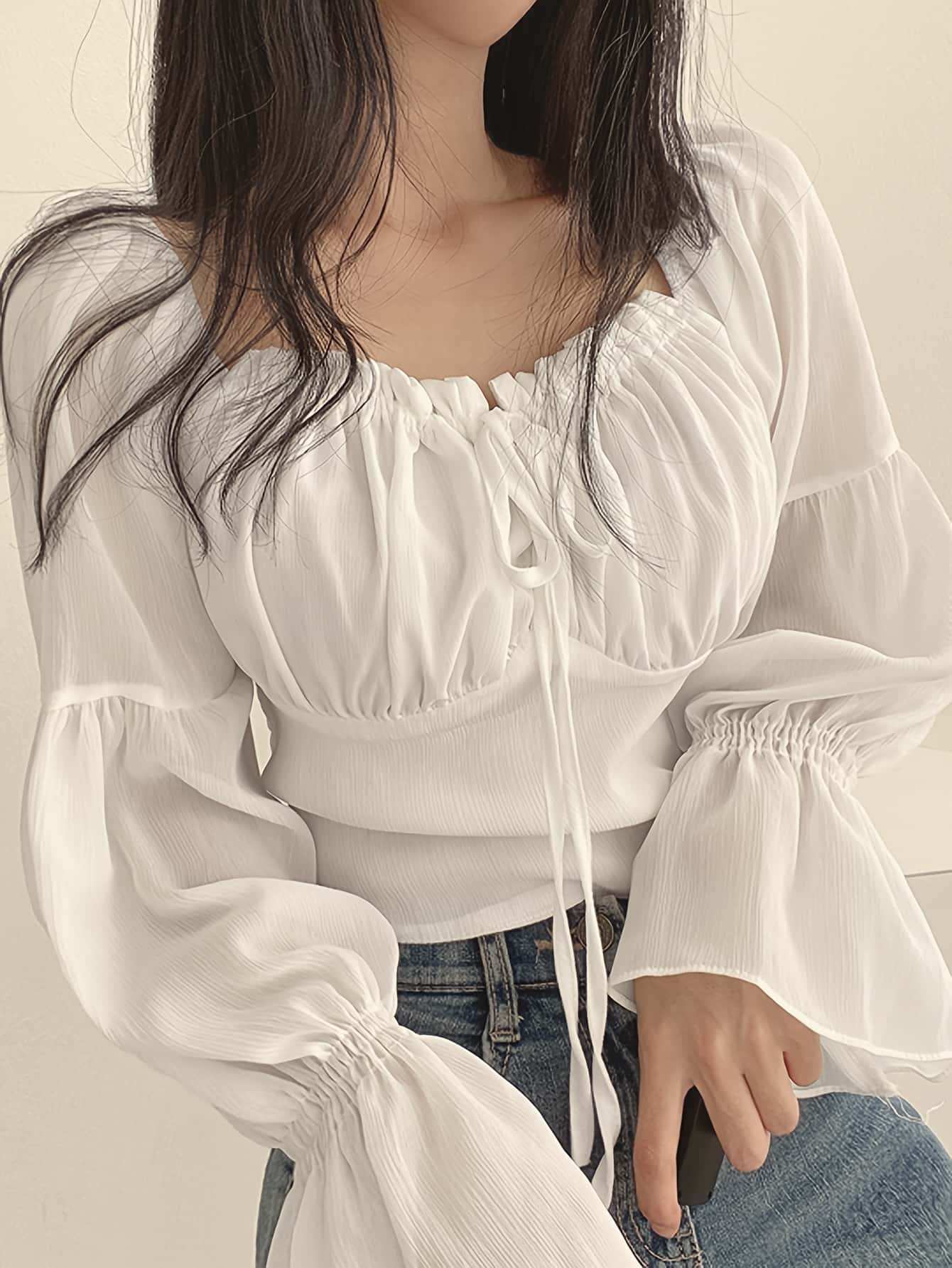 【全店30％OFF引き換え証があり】【成年者好いたらしい】トップ レディース 長袖 春 夏 秋 シフォン トップス プルオーバー フラウンス シュロの葉 真四角のど首 シャーリング 酉の方角目じるし 好いたらしいめ 女子らしい 音の大きさ袖 体型押しかぶせる 着痩せ 細押し出し 鎖骨押し出し
