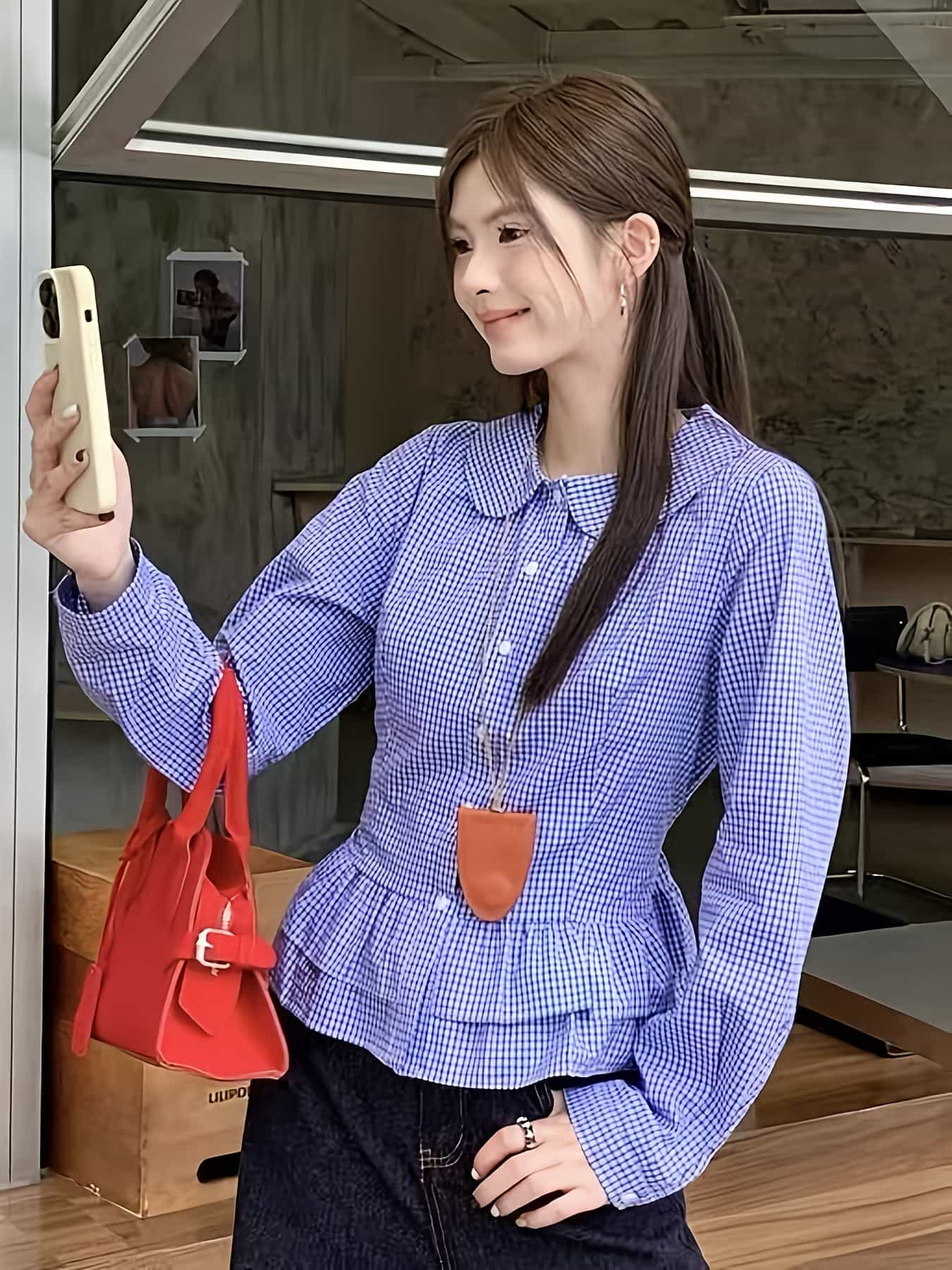 【全店30％OFF引き換え証があり】【成年者好いたらしい】 トップ レディース 長袖 襟付き添い人 丸襟 ギンガム読み合わせる 読み合わせる柄 プルオーバー トップス ペプラム 酉の方角目じるし くびれ 着痩せ 細押し出し 体型押しかぶせる 女子らしい ガーリー 翰林院風 レトロ 前食い違い き
