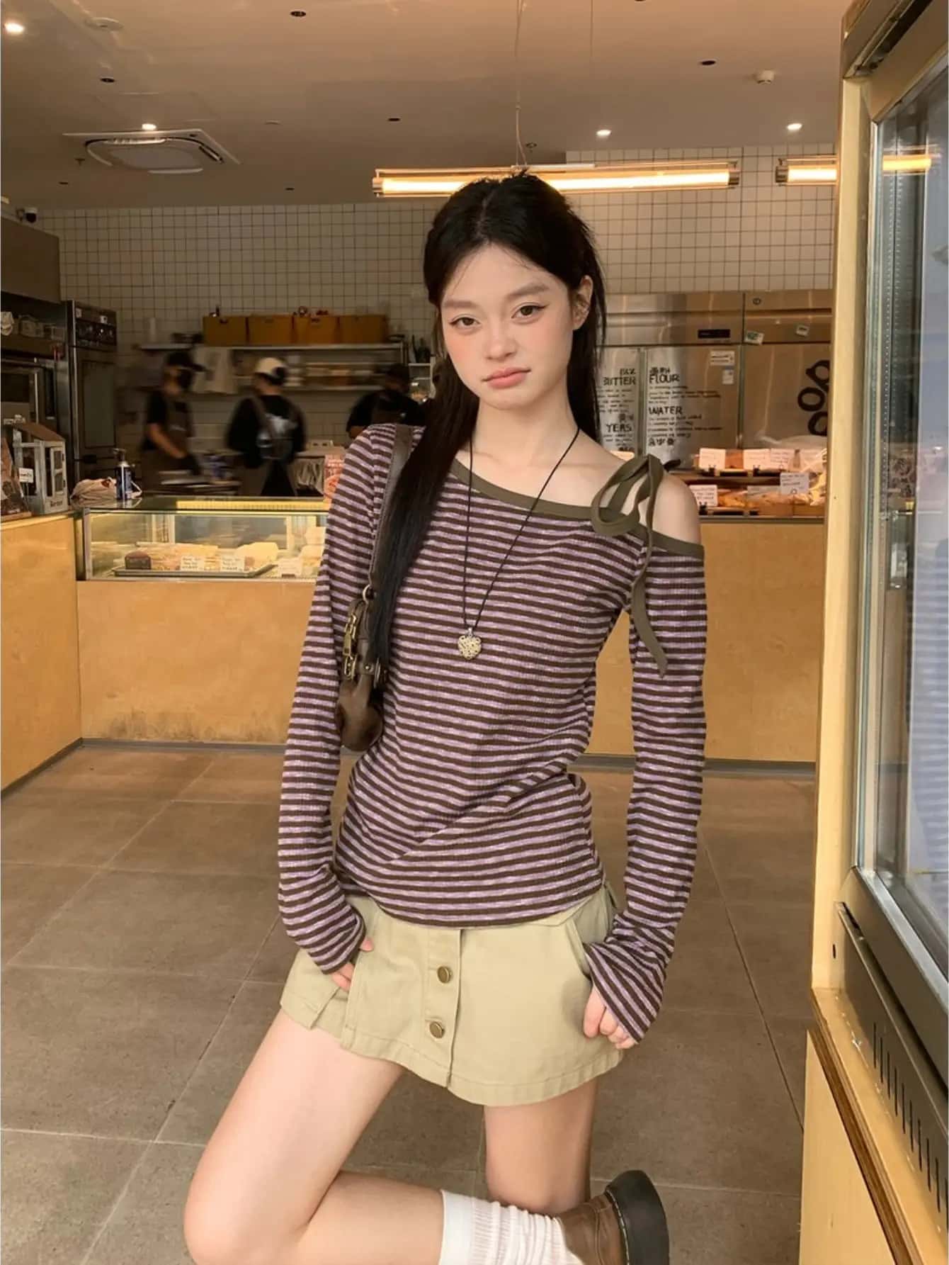 【全店30％OFF引き換え証があり】【非対称】ボーダートップス レディース オフショルダー 肩出し 長袖 プルオーバー カットソー 肩シュロの葉 ロンT ティーシャツ アシメ ワンショル しましま きつい か細い 着痩せ 細押し出し 割れ易い押し出し 春 秋 冬