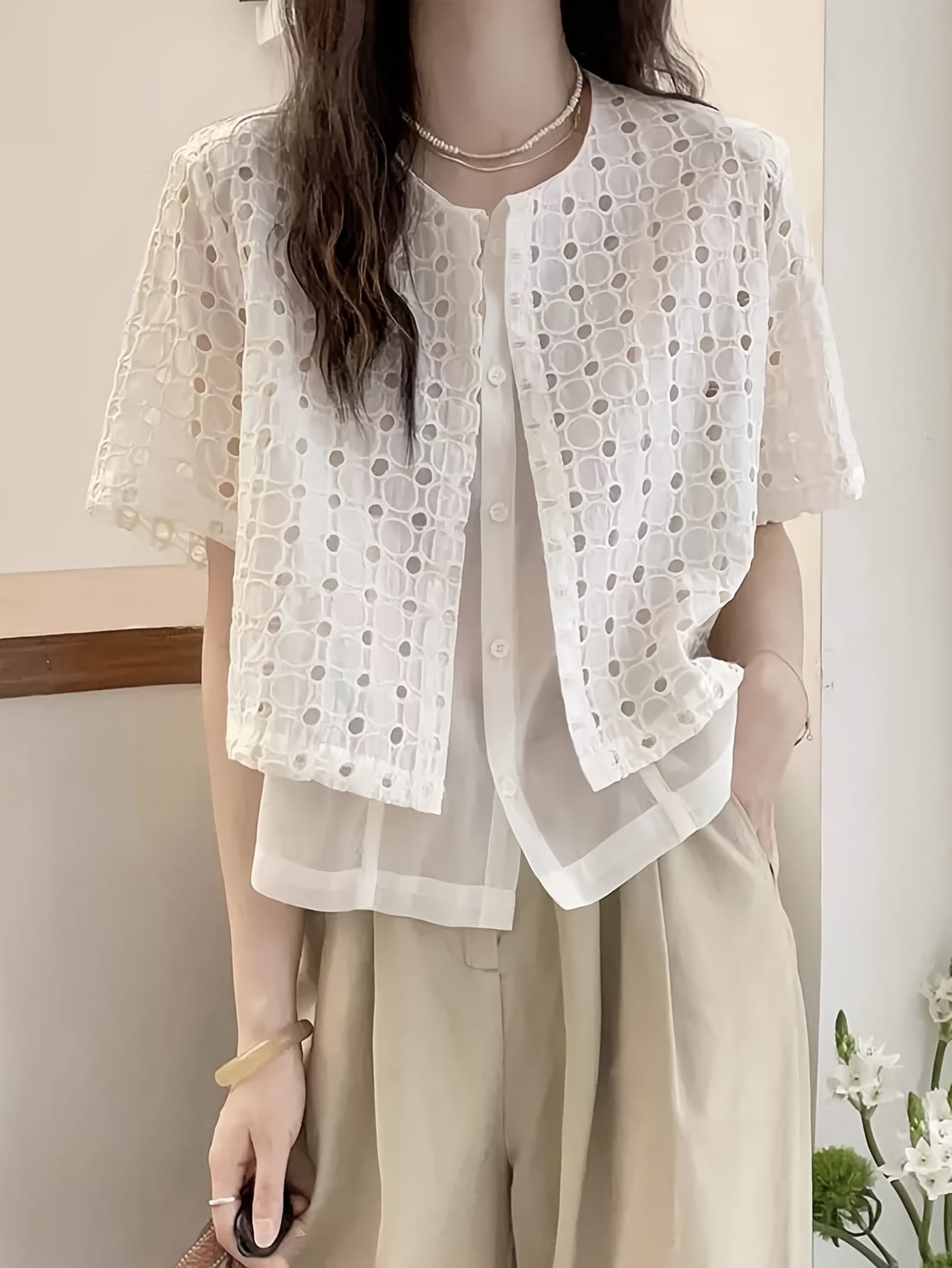 【全店30%OFFクーポンがあり】【重ね着風】 ブラウス レディース 半袖 レース シャツ 総レース トップス カットワーク アイレット 透け感 シアー 5分袖 クルーネック 丸首 前開き レイヤード 風 体型カバー 二の腕カバー 涼しい 薄手 軽い|大森麗萱