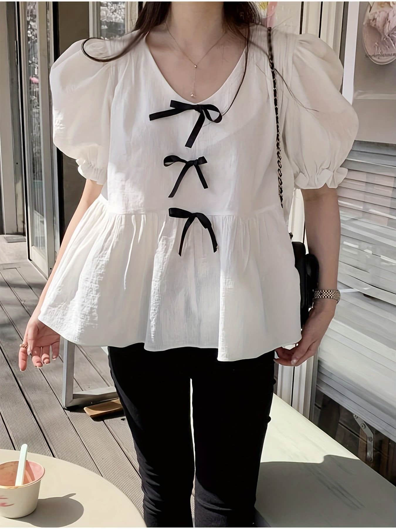 【全店30％OFF引き換え証があり】【向こう正面シュロの葉】 トップ レディース 半袖 Vのど首 音の大きさ袖 トップス 上衣 プルオーバー ティアード ペプラム 飾りつけシュロの葉 成年者好いたらしい ガーリー 女子らしい 韓国流行り物 体型押しかぶせる 着痩せ 割れ易い押し出し