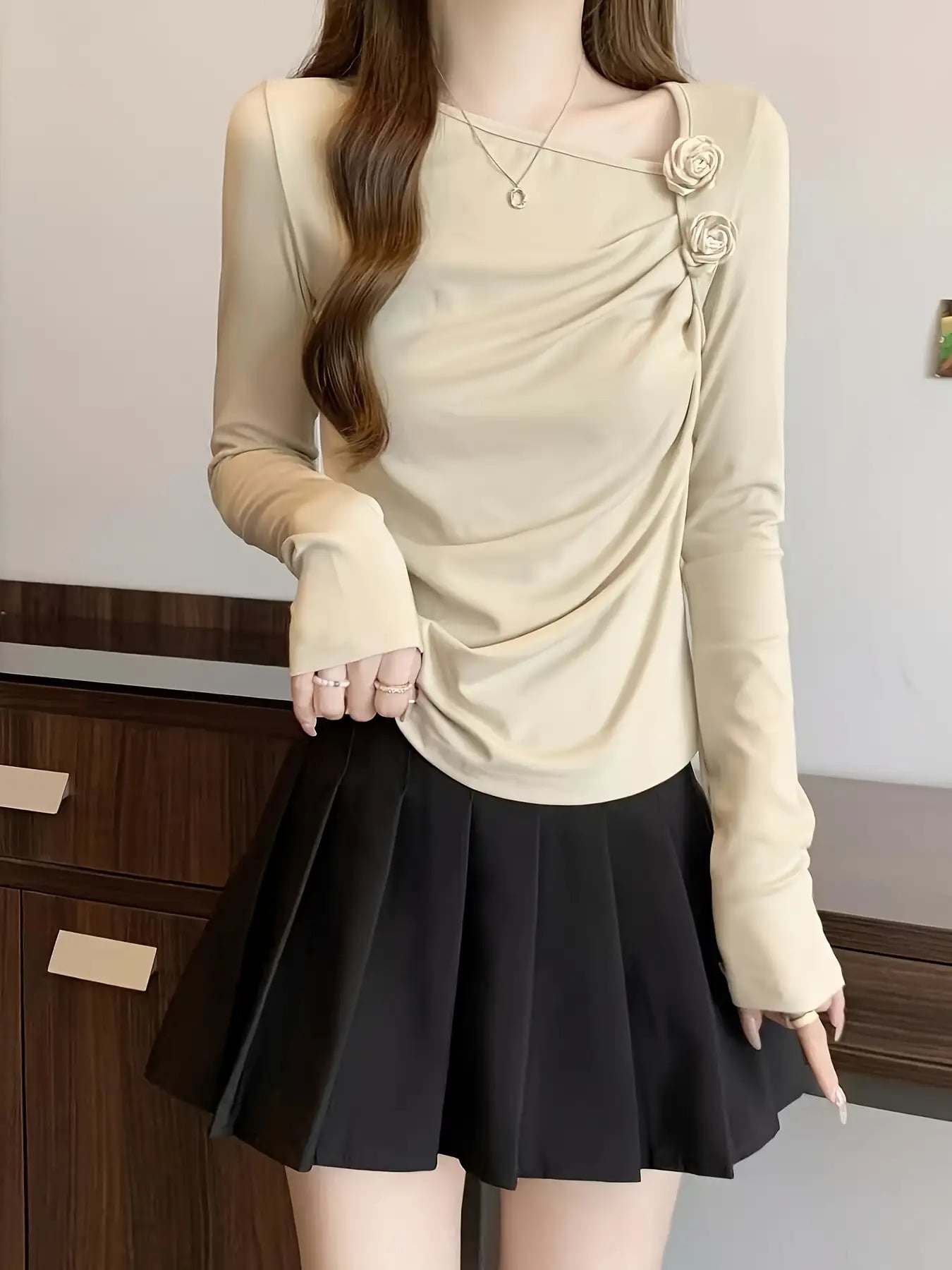 【全店30％OFFクーポンがあり】【アシメデザイン】カットソー レディース 長袖 トップス 立体 フラワー 花 モチーフ ギャザー ドレープ シャーリング タイト スリム 着痩せ 細見え 体型カバー 韓国 ファッション きれいめ 大人可愛い フェミニ｜大森麗萱