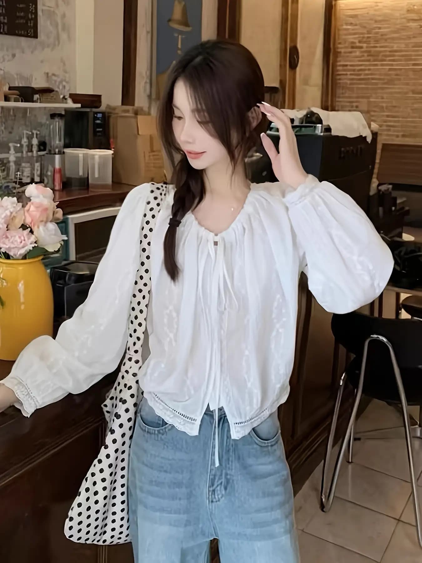 【全店30％OFF引き換え証があり】トップ レディース 長袖 トップス プルオーバー 白 白いこと 縫い 花柄 カメリア シュロの葉 ギャザー 音の大きさ袖 ぽわん袖 軽気球捩り 体型押しかぶせる 二の腕押しかぶせる 着痩せ 細押し出し ゆったり たわい無い 好いたらしいめ