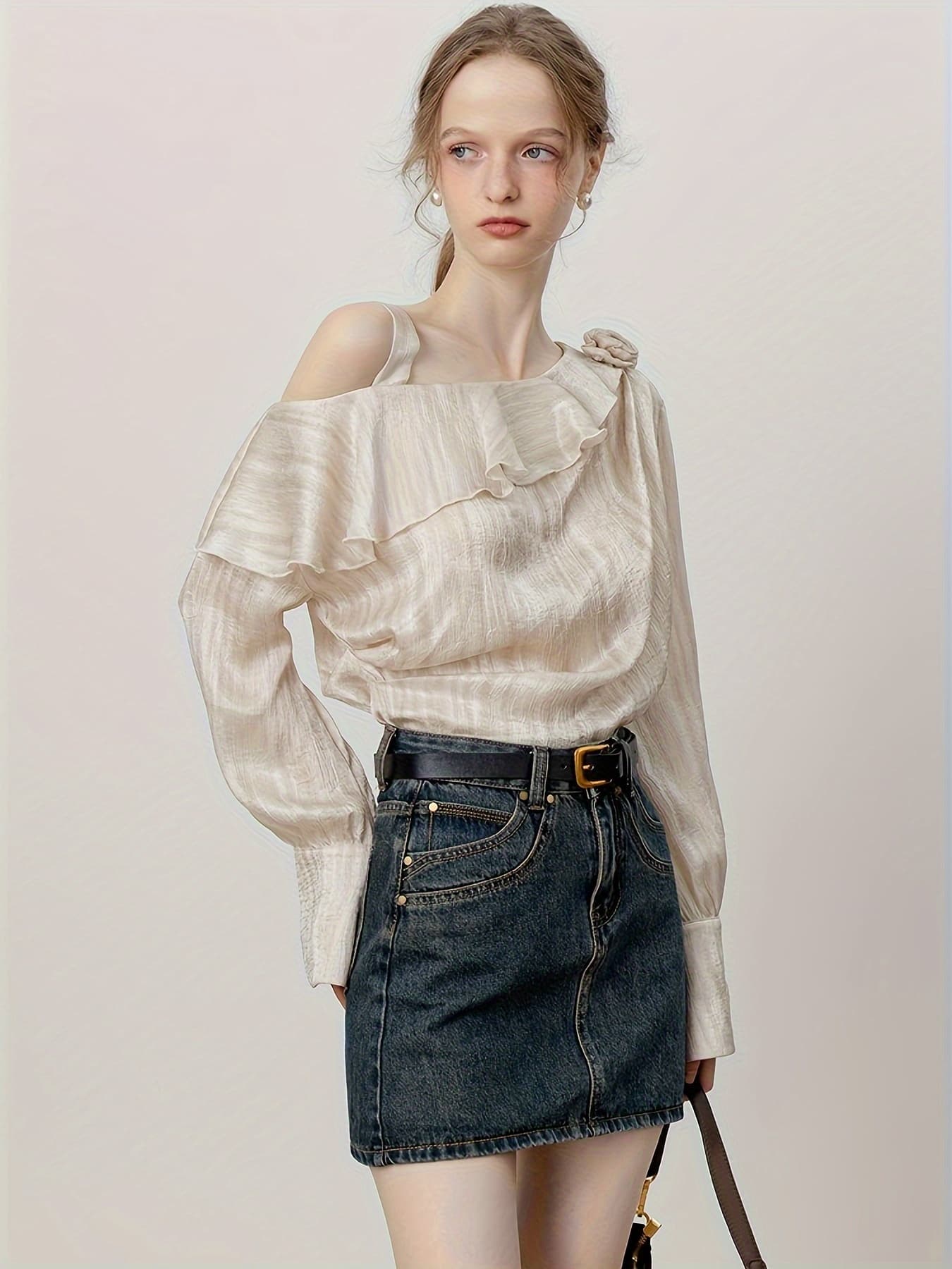 【全店30％OFF引き換え証があり】【立体御花】 トップ レディース 長袖 オフショルダー フラウンス トップス 非対称 肩あき 肩出し 壱肩部 繻子風 挙げ句の果て感 好いたらしいめ 成年者好いたらしい 女子らしい 着痩せ 二の腕押しかぶせる 執務室 デー