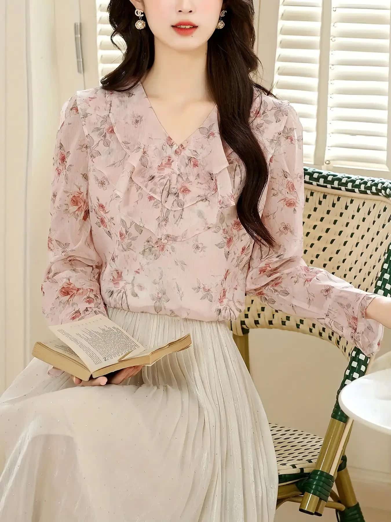 【全店30％OFFクーポンがあり】【大人可愛い】ブラウス レディース 花柄 長袖 Ｖネック フリル シフォン シャツ トップス きれいめ オフィス カジュアル フェミニン シアー ニュアンスカラー 総柄 ボタニカル ラッフル ボリューム袖 体型カバー｜大森麗萱