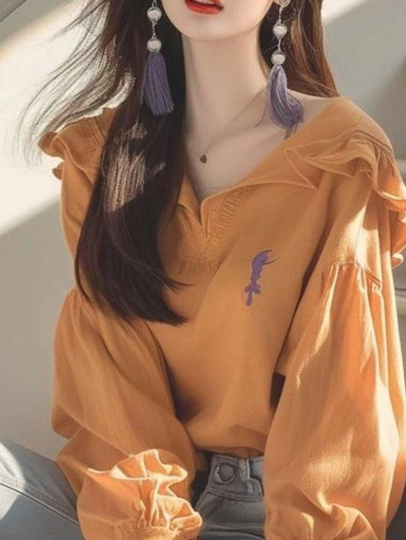【全店30％OFF引き換え証があり】トップ レディース 長袖 Vのど首 フラウンス シフォン トップス プルオーバー とろみ 好いたらしいめ 刺しゅう ワンポイント 音の大きさ袖 軽気球袖 無地 ゆったり 体型押しかぶせる 二の腕押しかぶせる 着痩せ 細押し出し 成年者好いたらしい 執務室