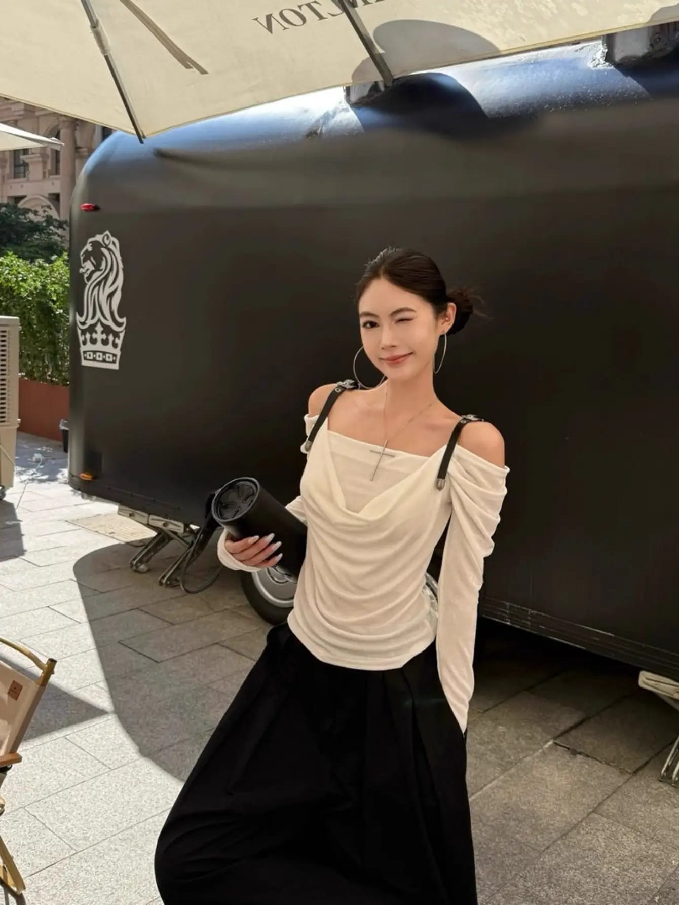 【全店30％OFF引き換え証があり】【デコルテもの言う花】オフショルダー カットソー レディース 長袖 トップス プルオーバー トップ 肩出し ドレープ ギャザー 胴締め 無地 白 白いこと か細い きつい 填まる 重ね着 肌付き 秋 冬 春 成年者 好いたらしい