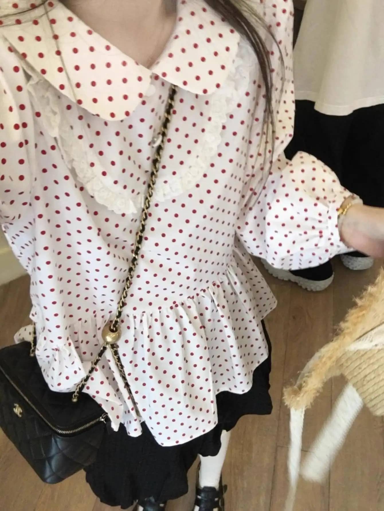 【全店30％OFF引き換え証があり】【成年者好いたらしい】トップ レディース 長袖 点点柄 水玉 スピード競技 襟付き添い人 丸襟 トップス プルオーバー ぺ酸桃 フラウンス 裾フラウンス 音の大きさ袖 ぽわん袖 真っ盛り袖 女子らしい ガーリー レトロ 韓国流行り物 清楚 体型