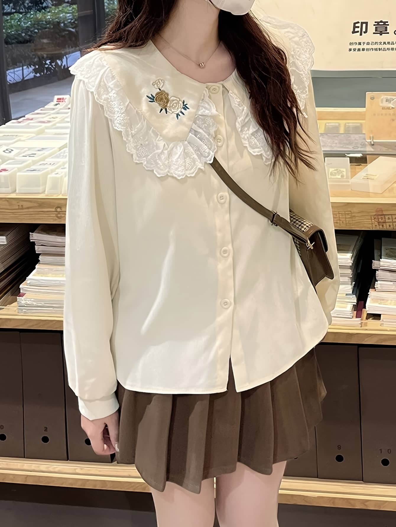 【全店30％OFF引き換え証があり】【成年者好いたらしい】 トップ レディース 長袖 刺しゅう 花柄 ビッグ色合い 丸襟 フラウンス スピード競技 トップス プルオーバー 前食い違い 縫い 御花 ゆったり 体型押しかぶせる 二の腕押しかぶせる 春 秋 冬 執務室 通い 通学 会う約束