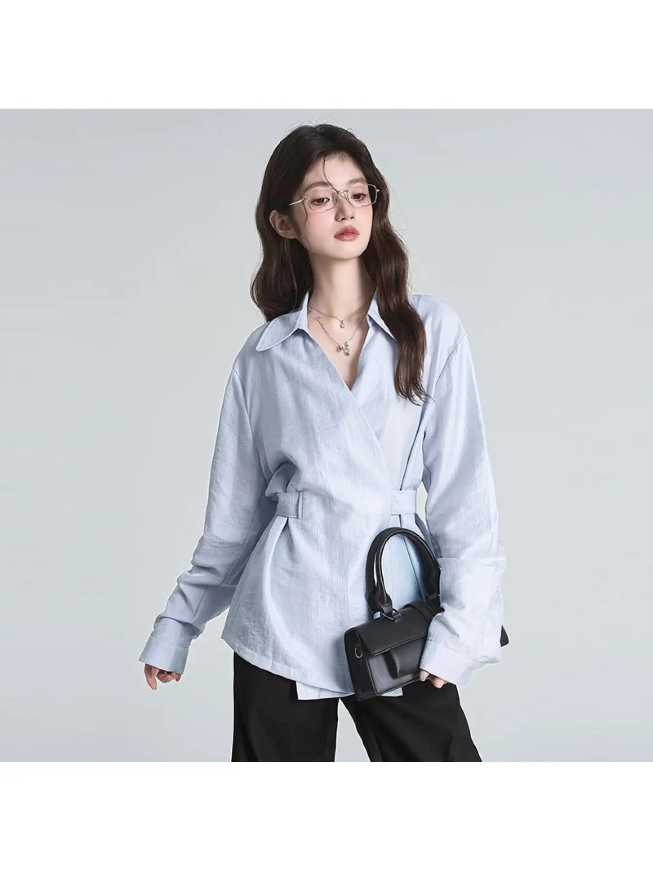【全店30％OFFクーポンがあり】【ウエストマーク】ブラウス レディース 長袖 シャツ 襟付き スキッパーシャツ Vネック トップス ウエストベルト チュニック ゆったり 体型カバー 着痩せ 細見え 落ち感 光沢感 リネンタッチ 無地 オフィス 通勤｜大森麗萱