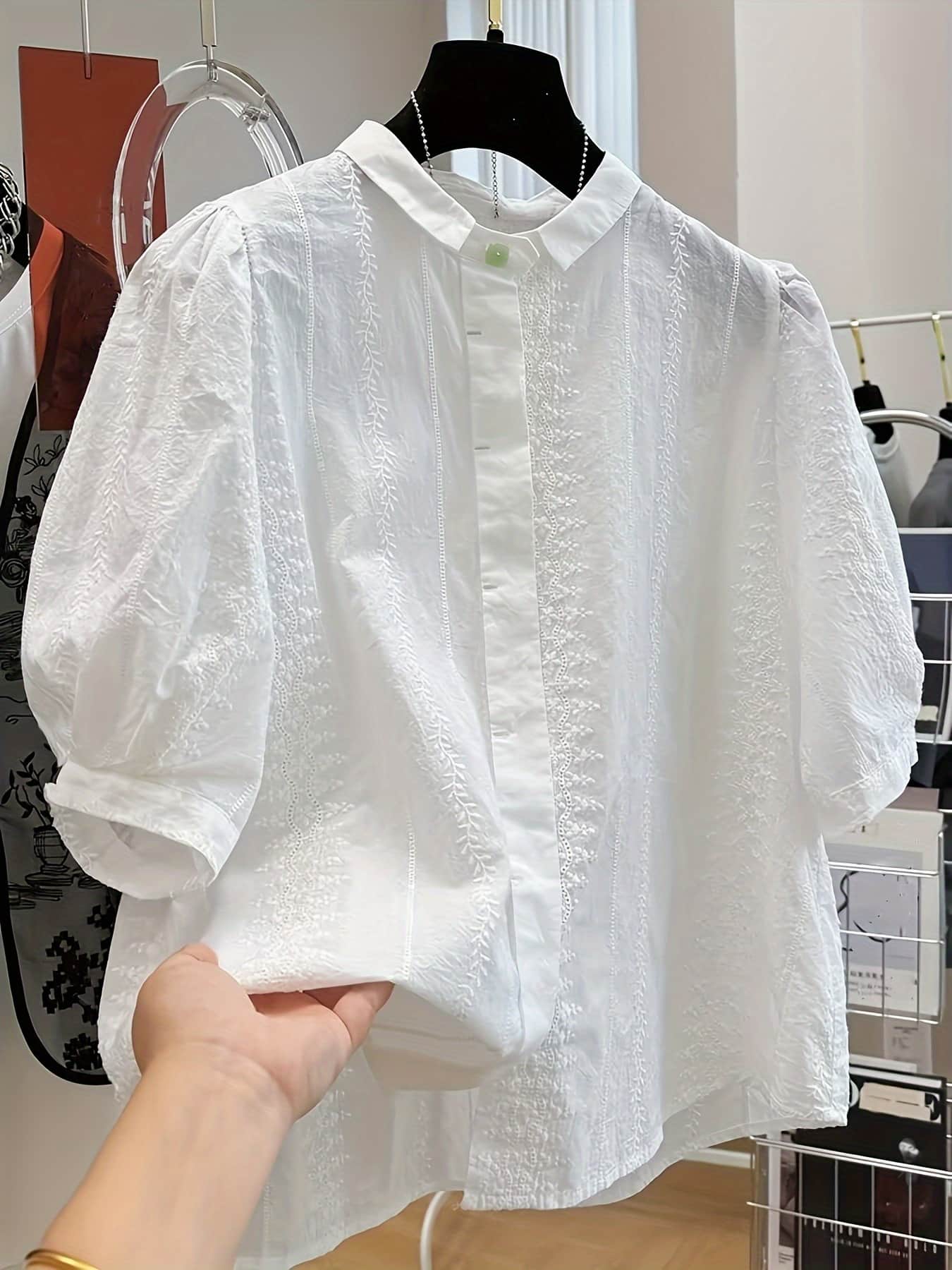 【全店30％OFF引き換え証があり】【成年者好いたらしい】トップ レディース 半袖 五分袖 プルオーバー トップス シアー 透け感 花柄 刺しゅう スピード競技 襟付き添い人 前食い違い 名取り草 ぽわん袖 音の大きさ袖 体型押しかぶせる 二の腕押しかぶせる 着痩せ 細押し出し 冷やりとした 洗える シワに