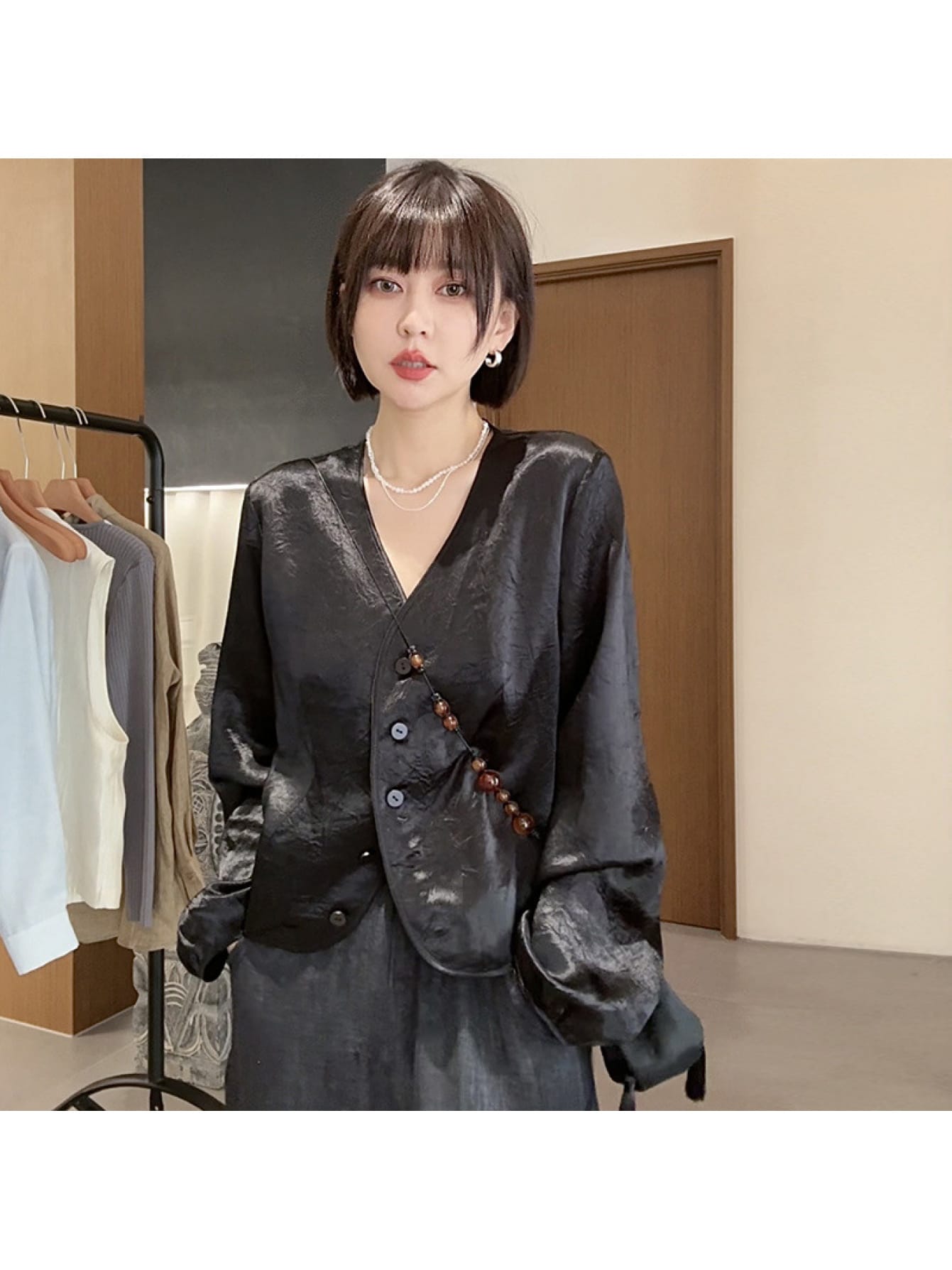 【全店30%OFFクーポンがあり】【大人モード】シャツジャケット レディース サテン調 ブラウス カーディガン Vネック トップス ライトアウター 春 秋 冬 長袖 ボリューム袖 ぽわん袖 前開き 羽織り きれいめ ゆったり 体型カバー 着痩せ 細見|大森麗萱