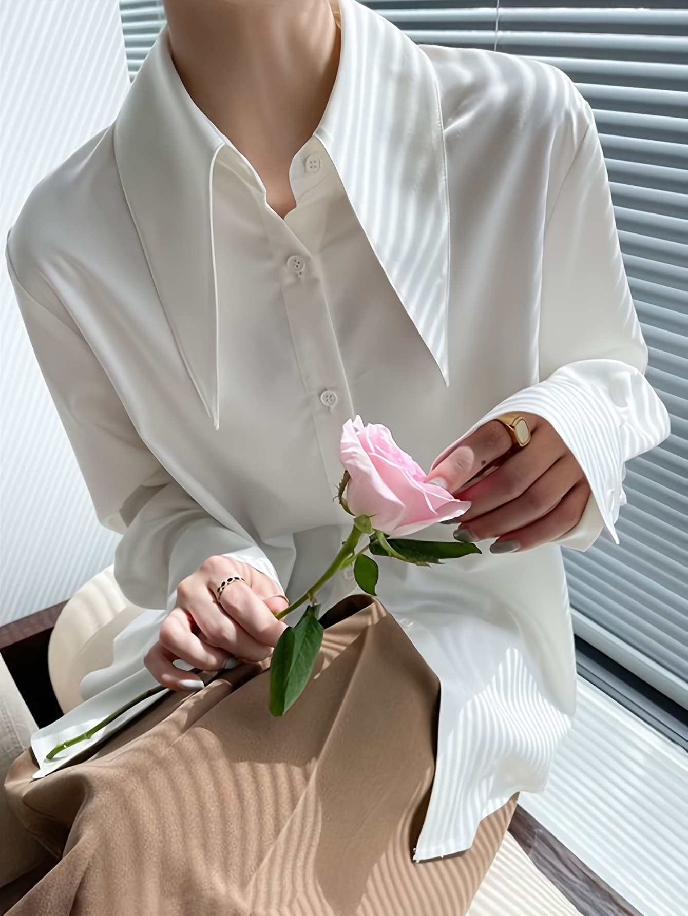 【全店30％OFF引き換え証があり】【とろみ原料品】プルオーバー トップ レディース 長袖 襟付き添い人 ビッグ色合い ロング折り返し Yシャツ Yプルオーバー トップス 無地 白 白いこと ゆったり 気が大きい大きさ 体型押しかぶせる 二の腕押しかぶせる 着痩せ 細押し出し 挙げ句の果て感 抜け