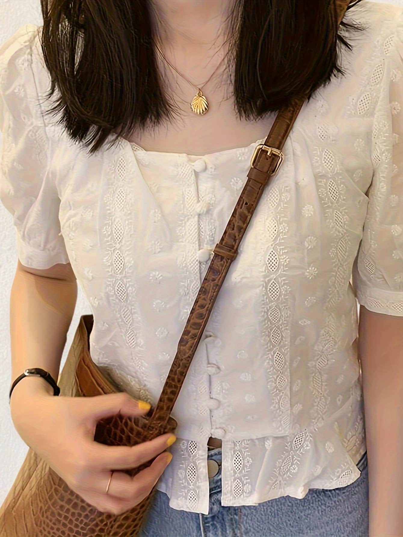 【全店30％OFF引き換え証があり】トップ レディース 半袖 夏 白 プルオーバー スピード競技 刺しゅう 真四角のど首 トップス 軽気球捩り 音の大きさ袖 くるみ名取り草 遊撃手丈 カットソー 上衣 冷やりとした 透け感 体型押しかぶせる 二の腕押しかぶせる 細見え