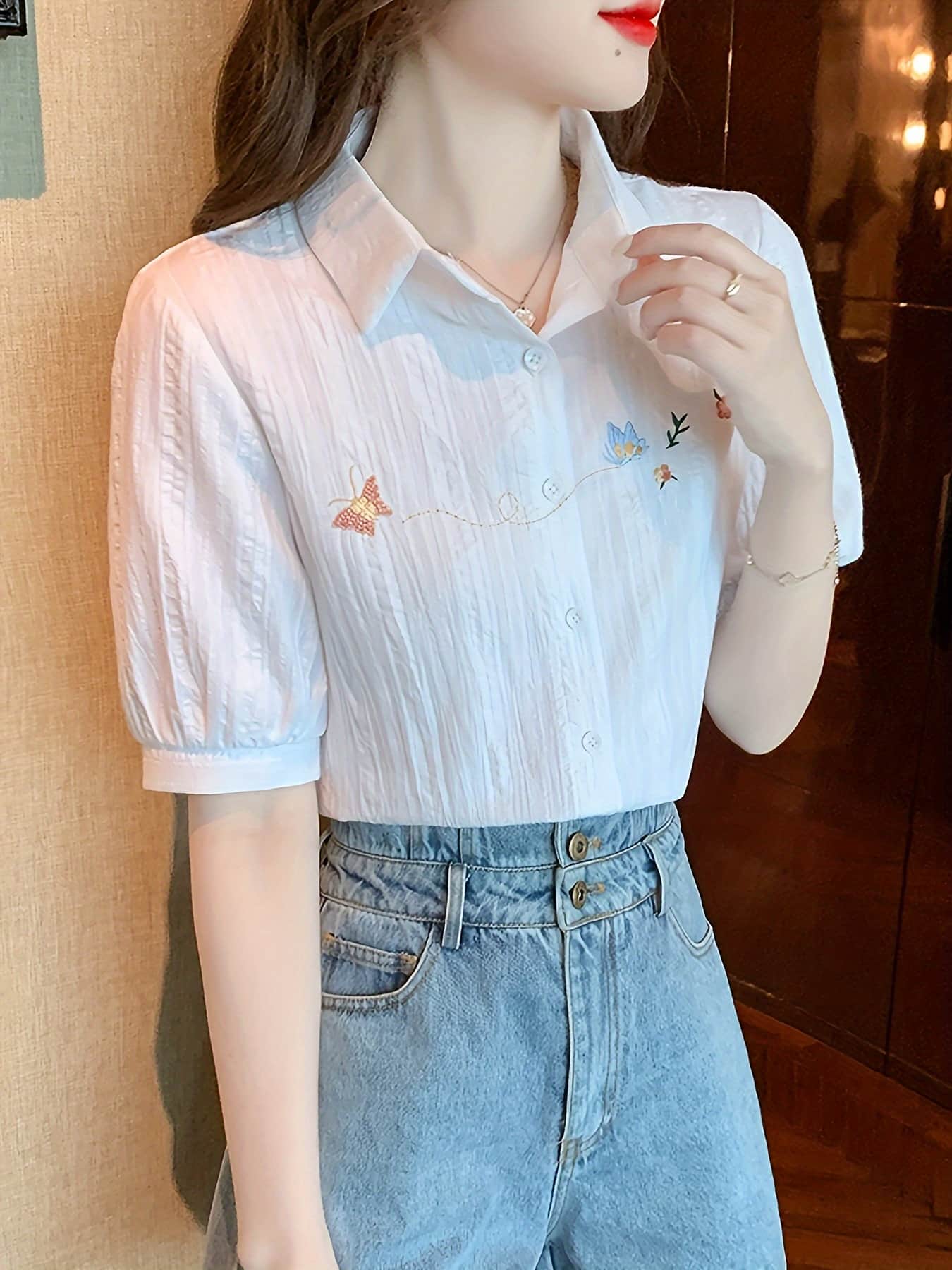 【全店30％OFF引き換え証があり】【刺しゅう入り口・入口】トップ プルオーバー トップス レディース 半袖 五分袖 襟付き添い人 名取り草 前食い違い 夢見鳥 花柄 ワンポイント ヤナギの木風 シボ感 音の大きさ袖 軽気球袖 心地よい 好いたらしいめ 成年者好いたらしい 体型押しかぶせる 二の腕押しかぶせる